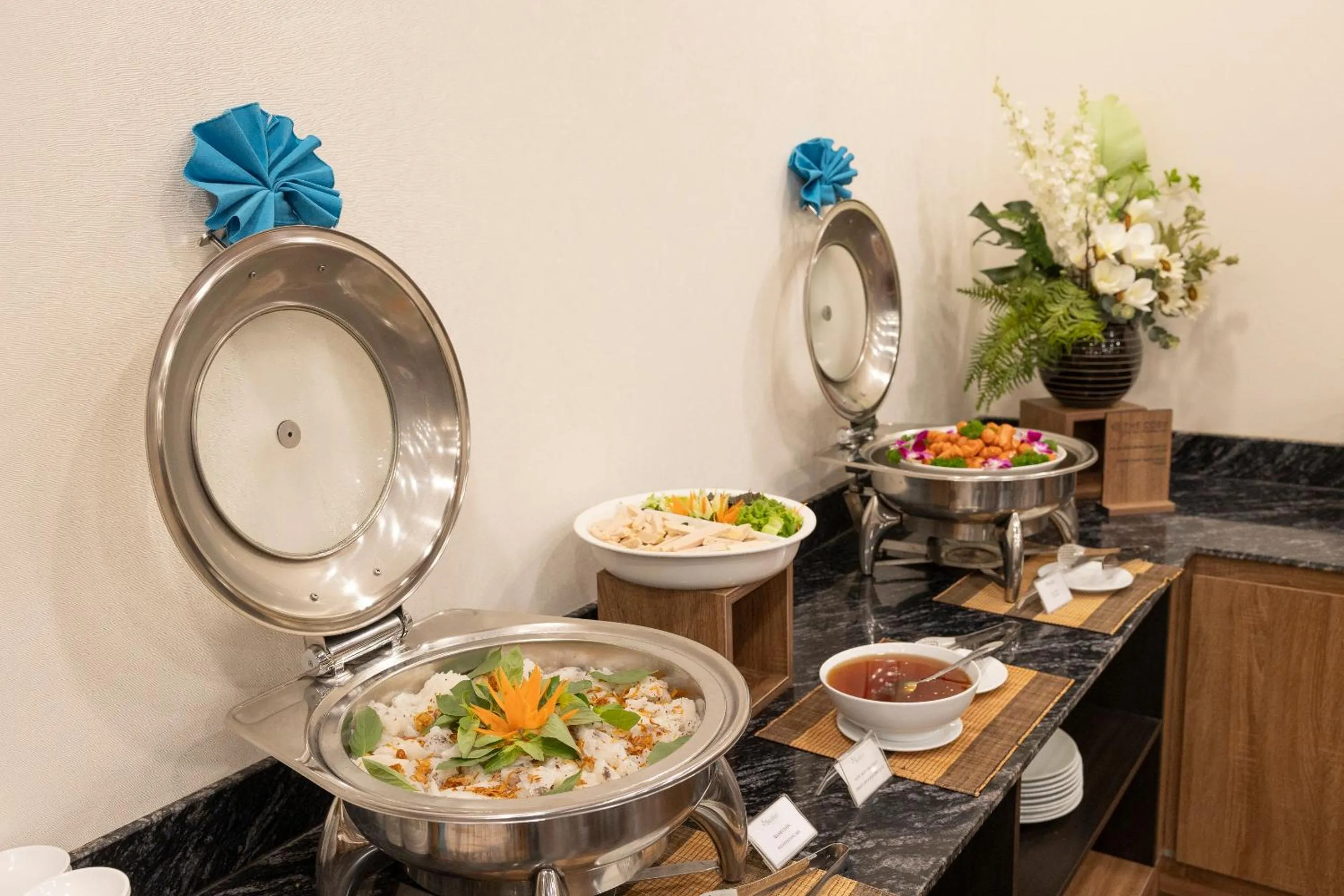 Restaurant/places to eat in Sen Viet Hotel