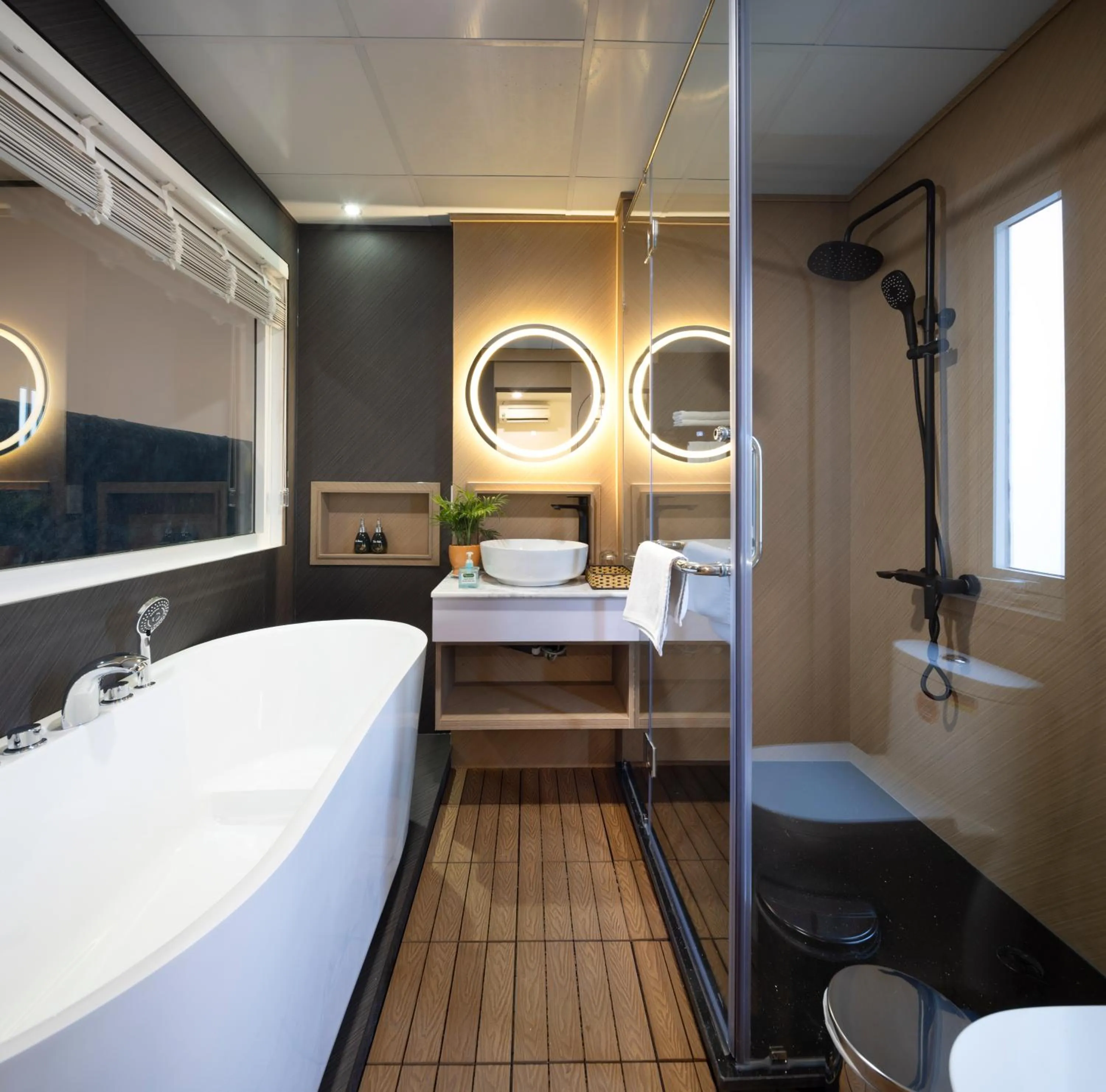 Bathroom, Bed in Sen Viet Hotel