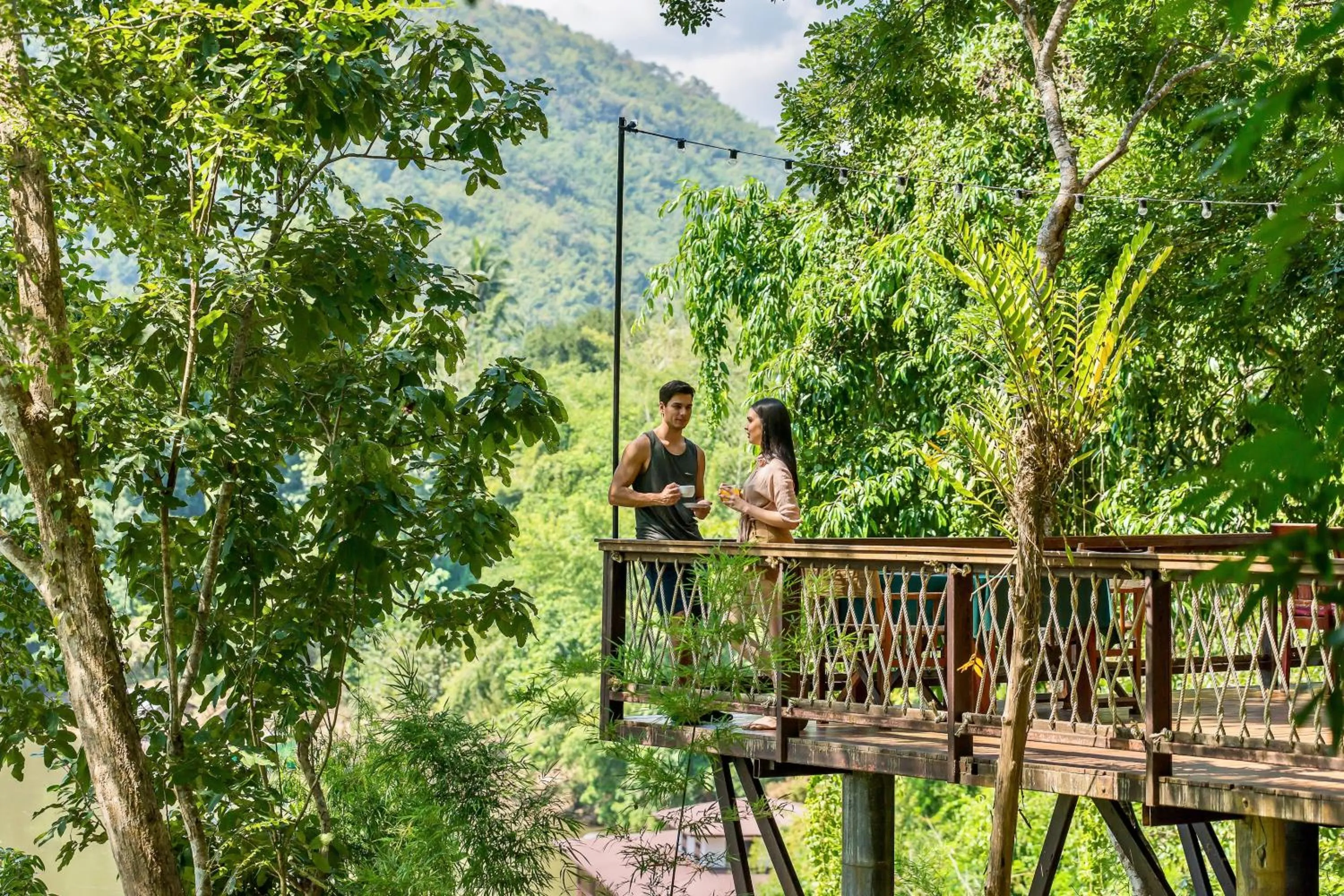 People in Hintok River Camp