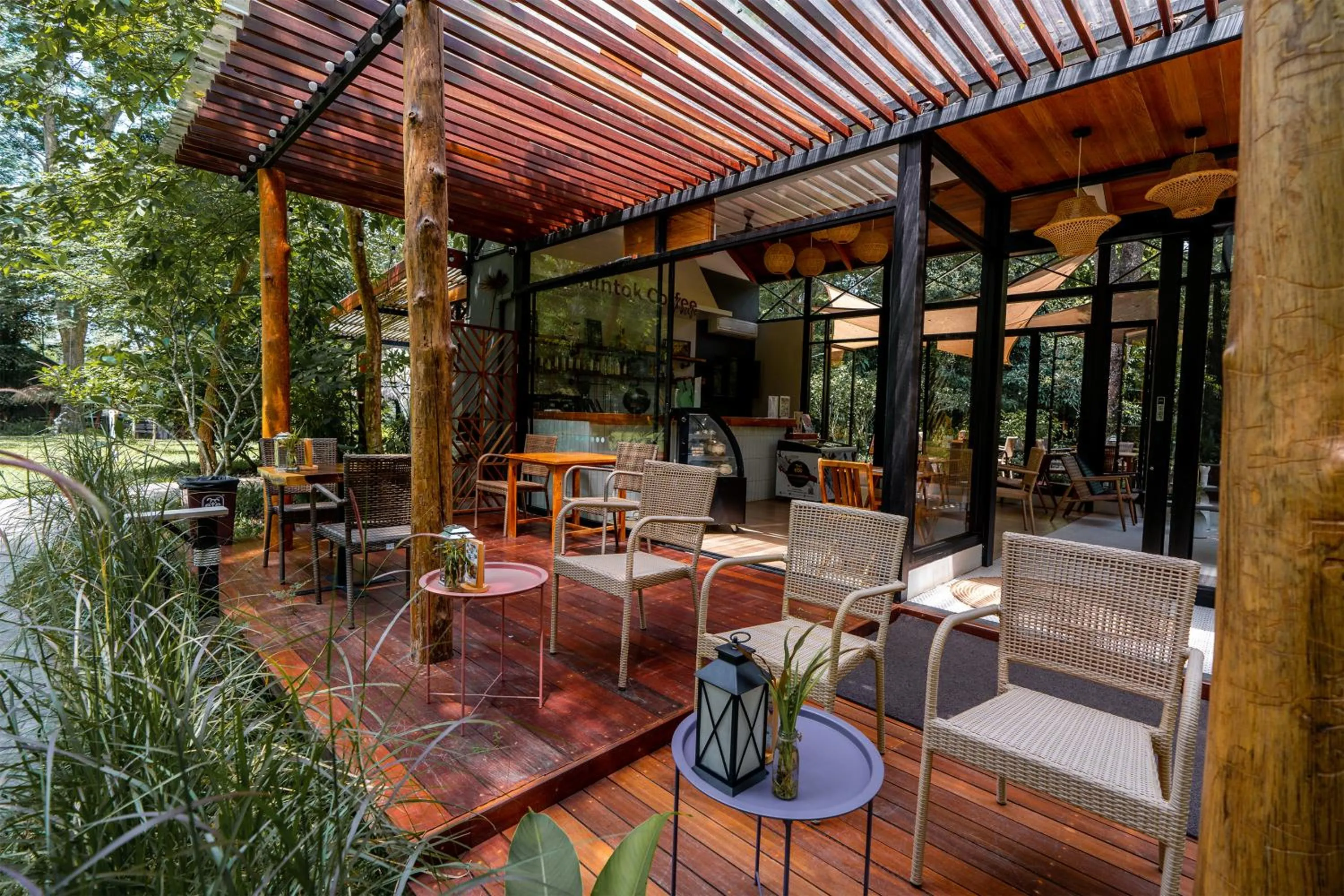 Drinks in Hintok River Camp