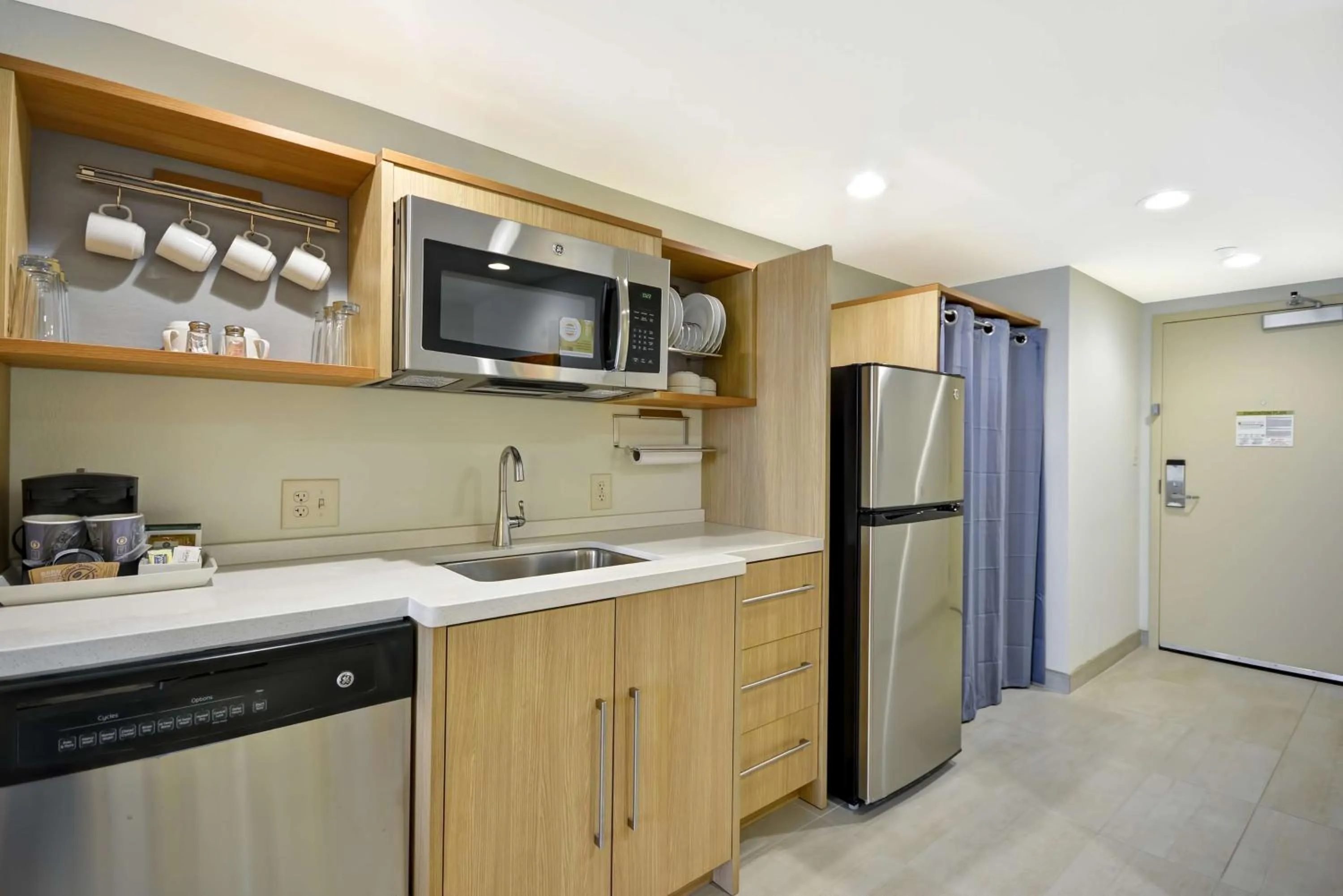 Kitchen or kitchenette in Home2 Suites By Hilton Decatur Ingalls Harbor