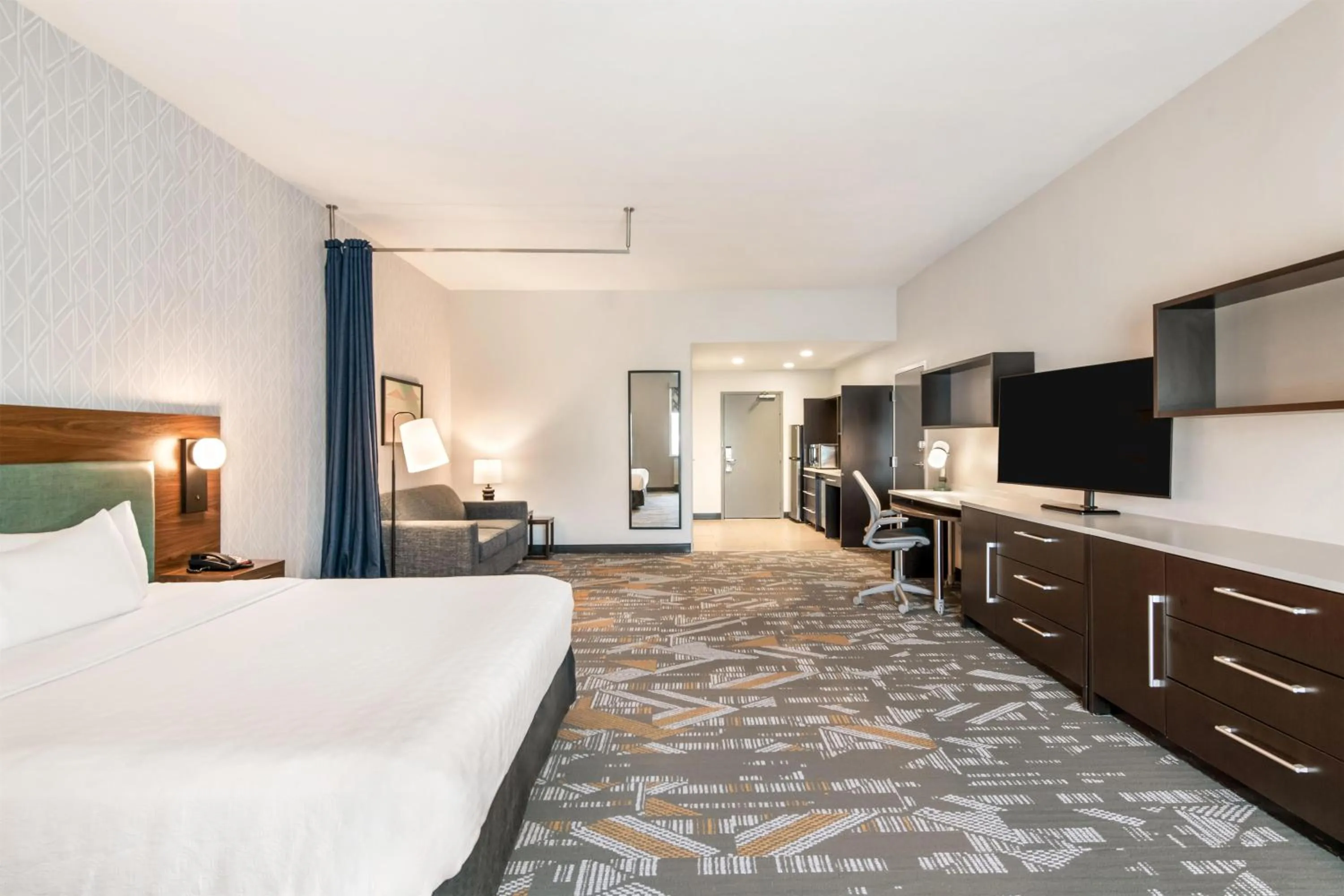 Living room, Bed in Home2 Suites Pensacola I-10 At North Davis Hwy