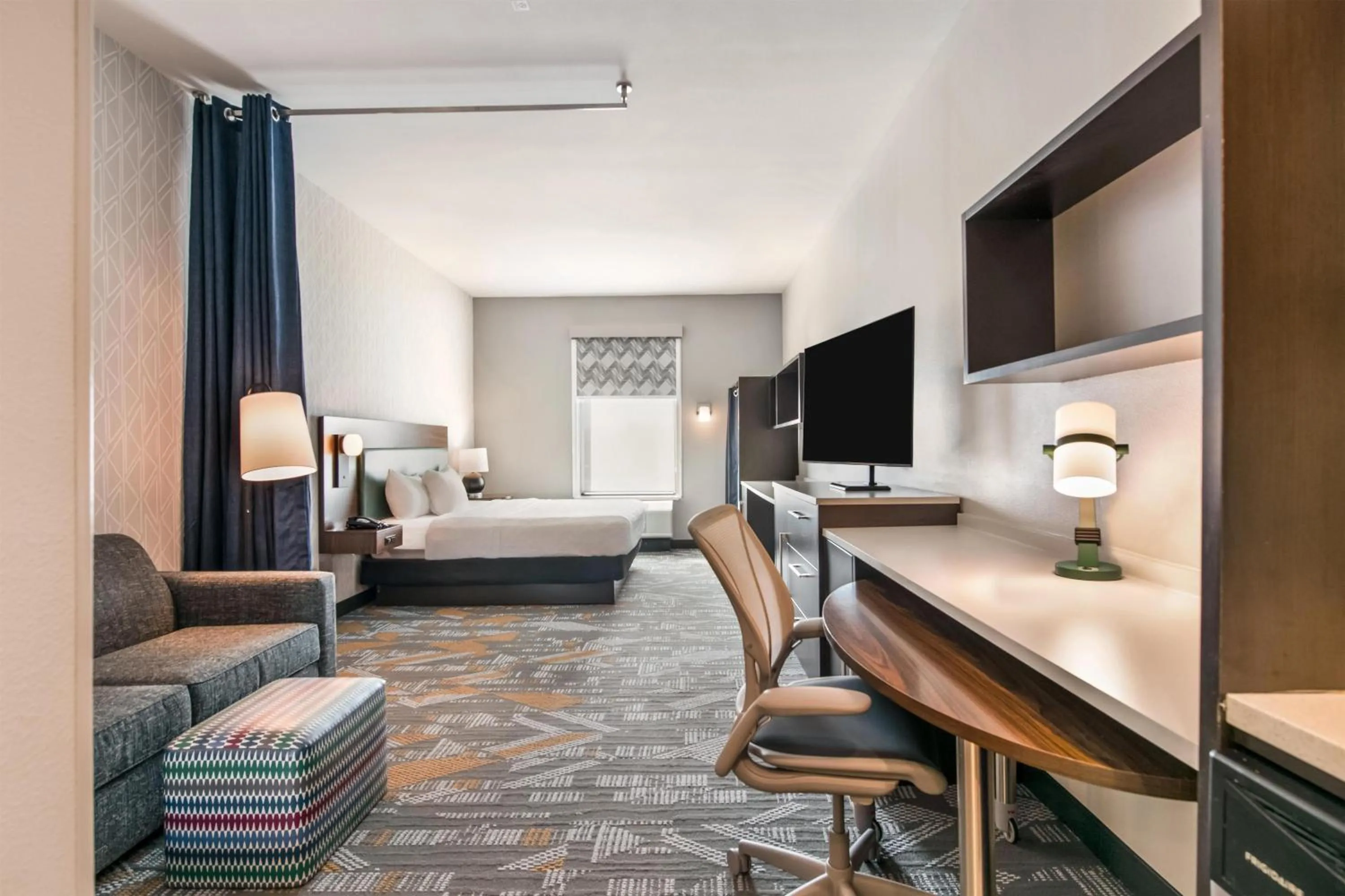 Living room, Bed in Home2 Suites Pensacola I-10 At North Davis Hwy