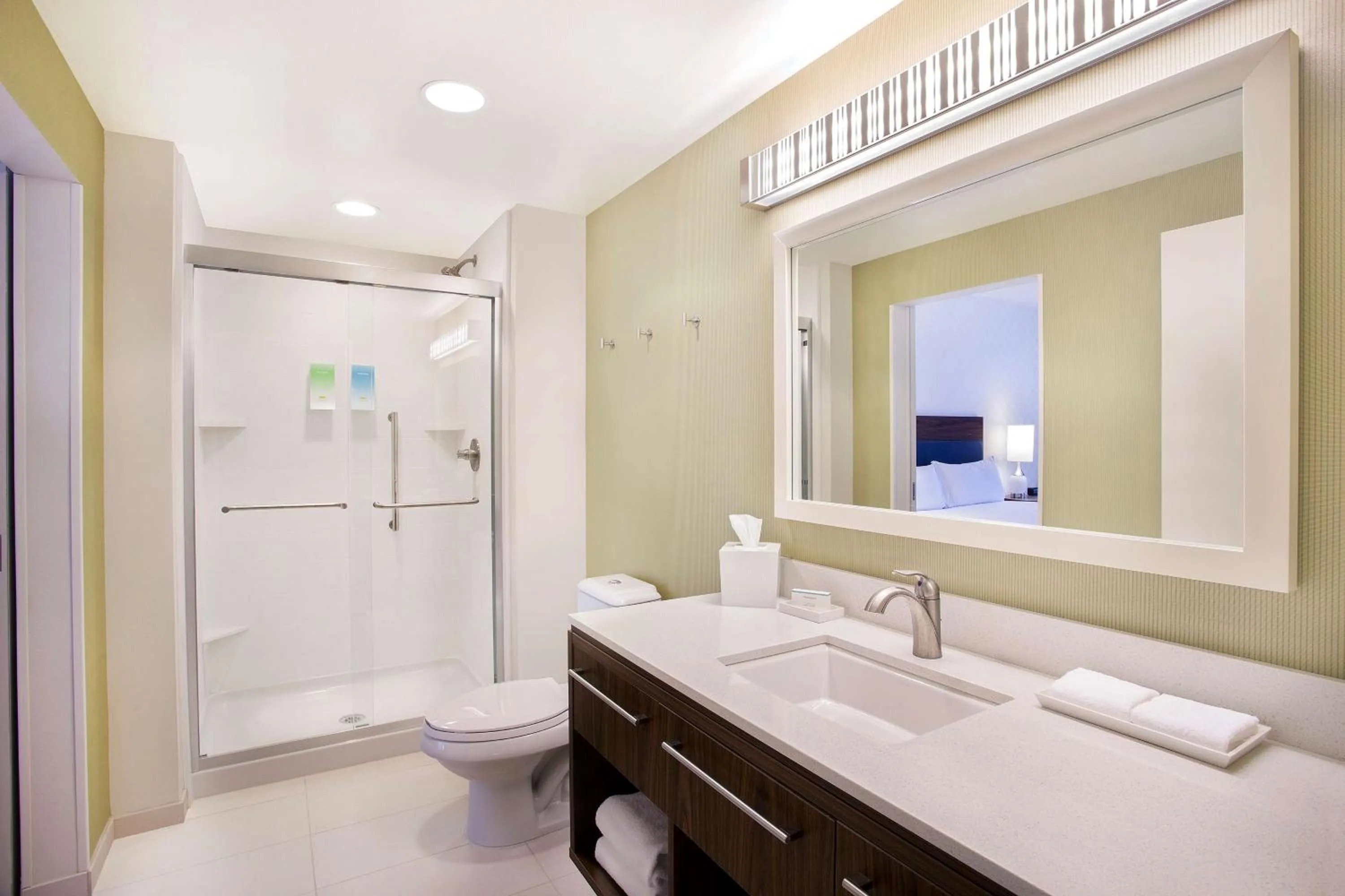 Bathroom, Bed in Home2 Suites By Hilton Oxford