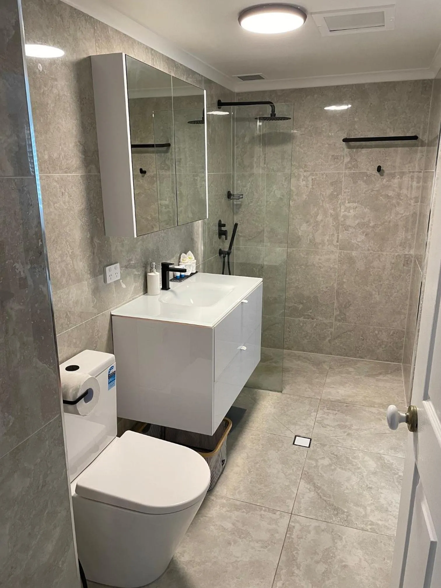 Toilet in The York Beachfront Holiday Apartments