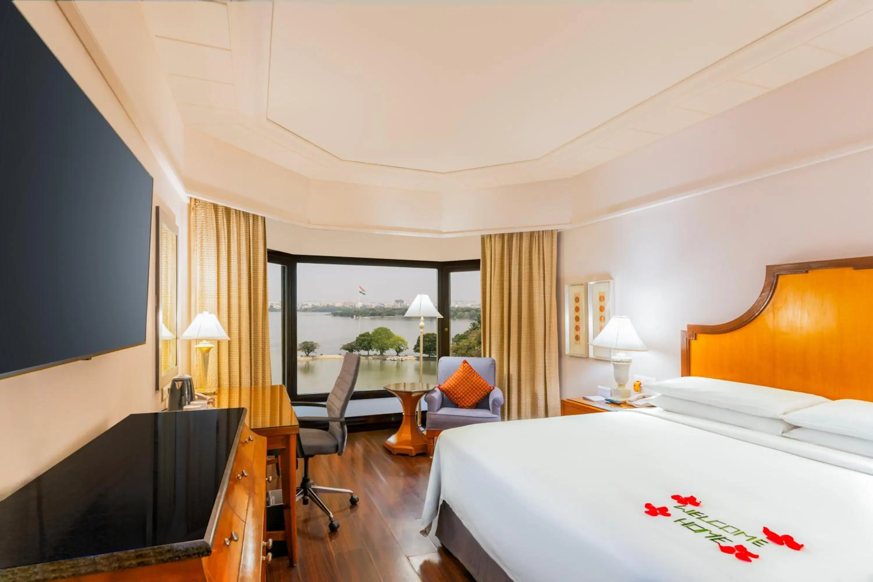 Executive Lake View King with Bathtub & Lounge Access - single occupancy in Hyderabad Marriott Hotel & Convention Centre Executive Lake View King with Bathtub & Lounge Access - single occupancy in Hyderabad Marriott Hotel & Convention Centre