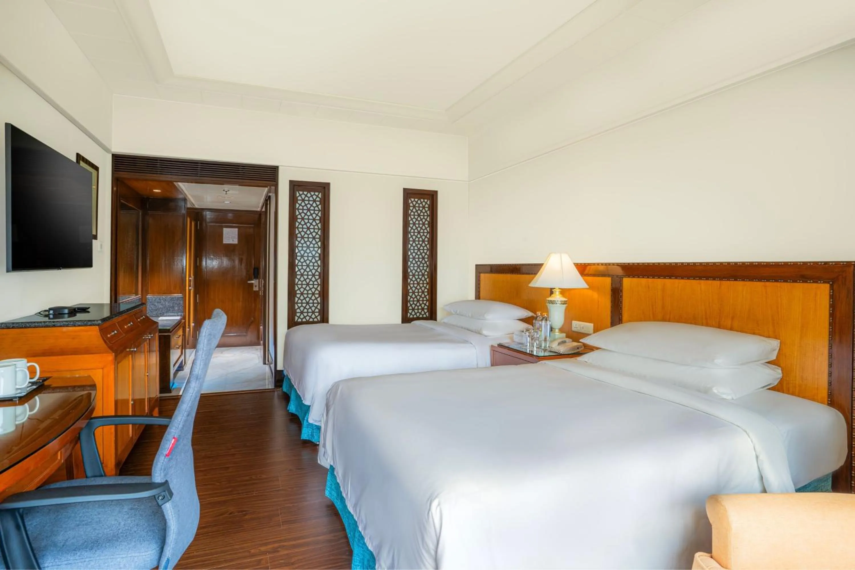 Photo of the whole room, Bed in Hyderabad Marriott Hotel & Convention Centre