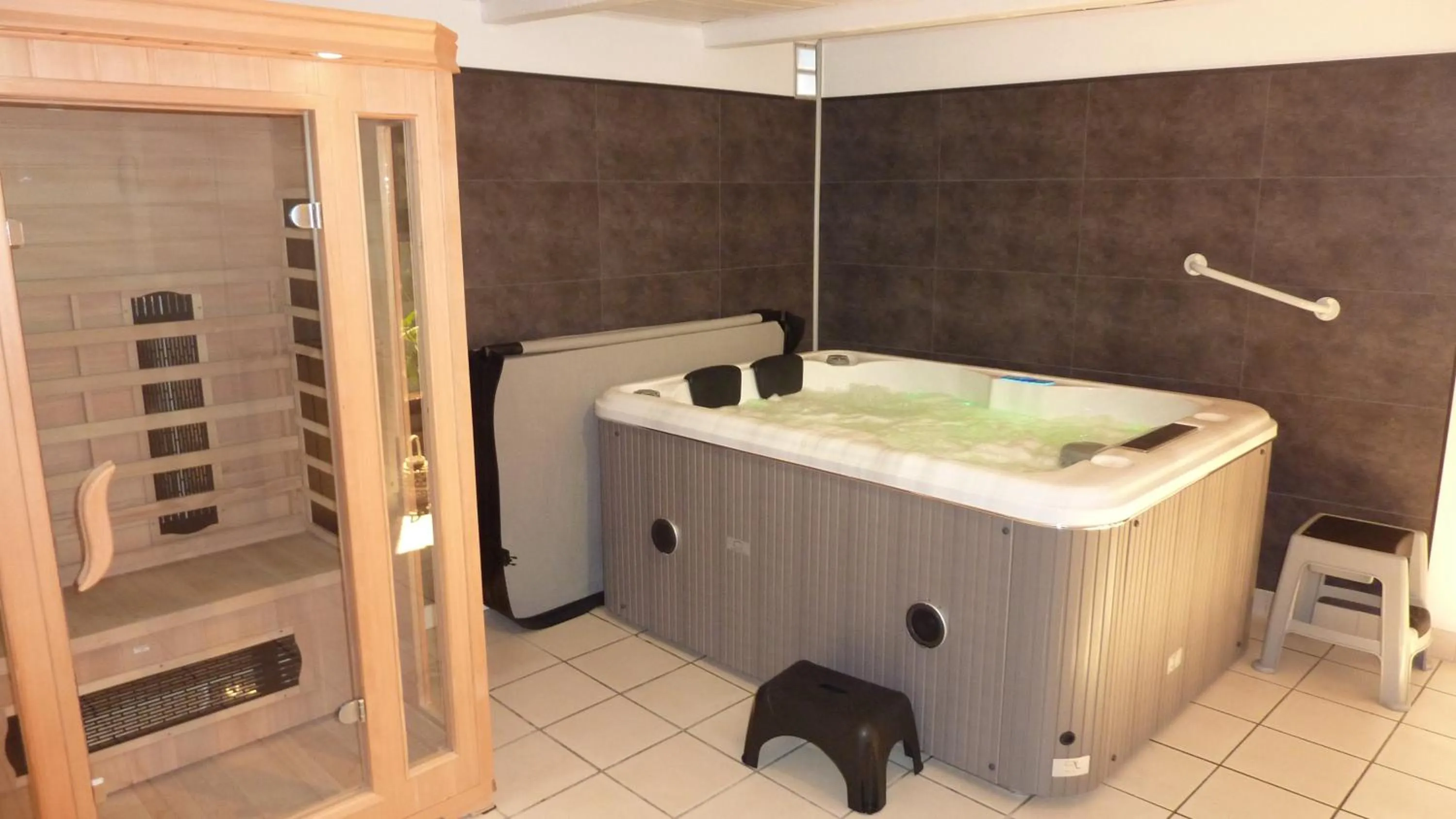 Hot Tub in B&B Manoir de la Fabrègues