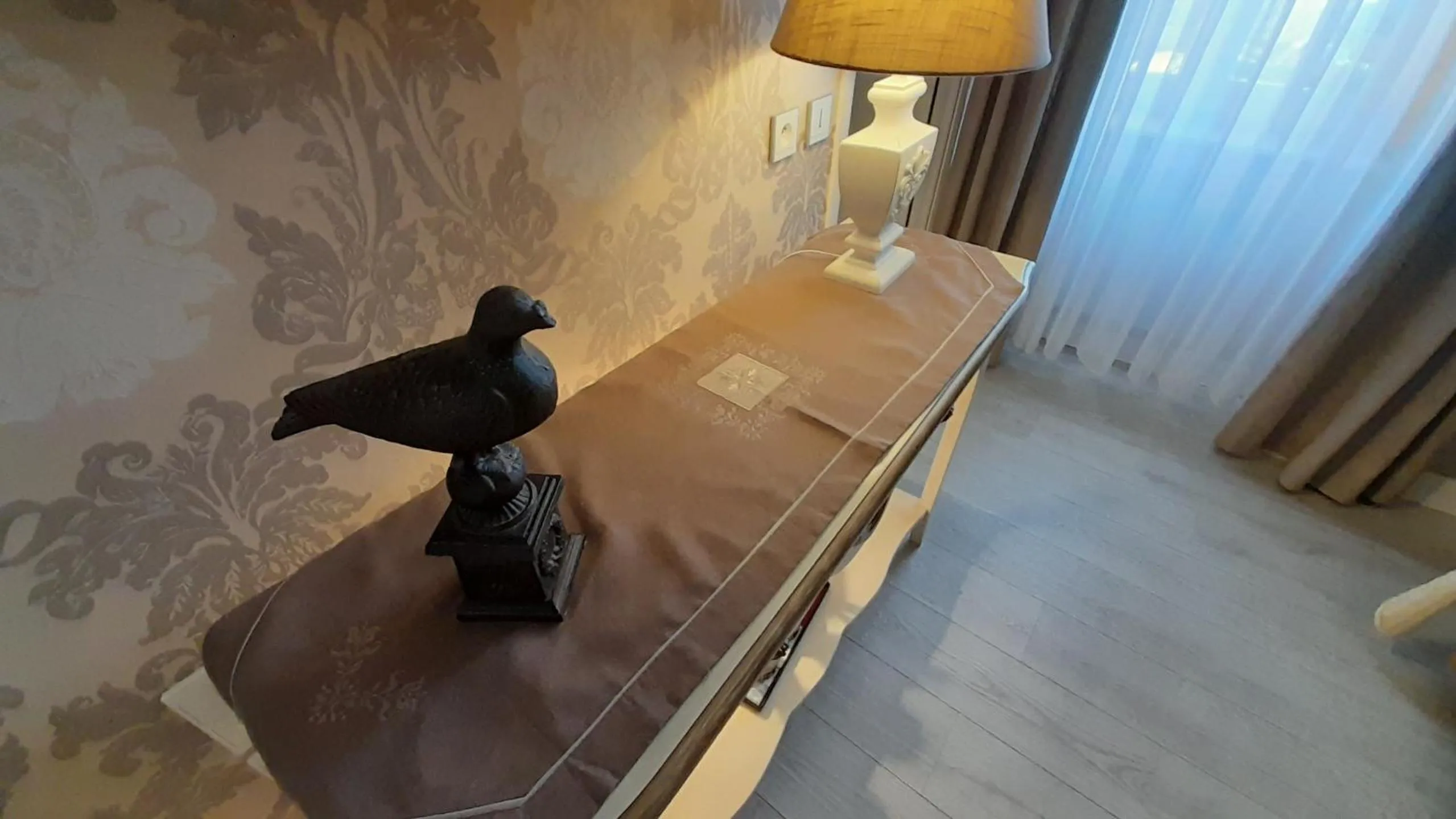 Decorative detail in B&B Manoir de la Fabrègues