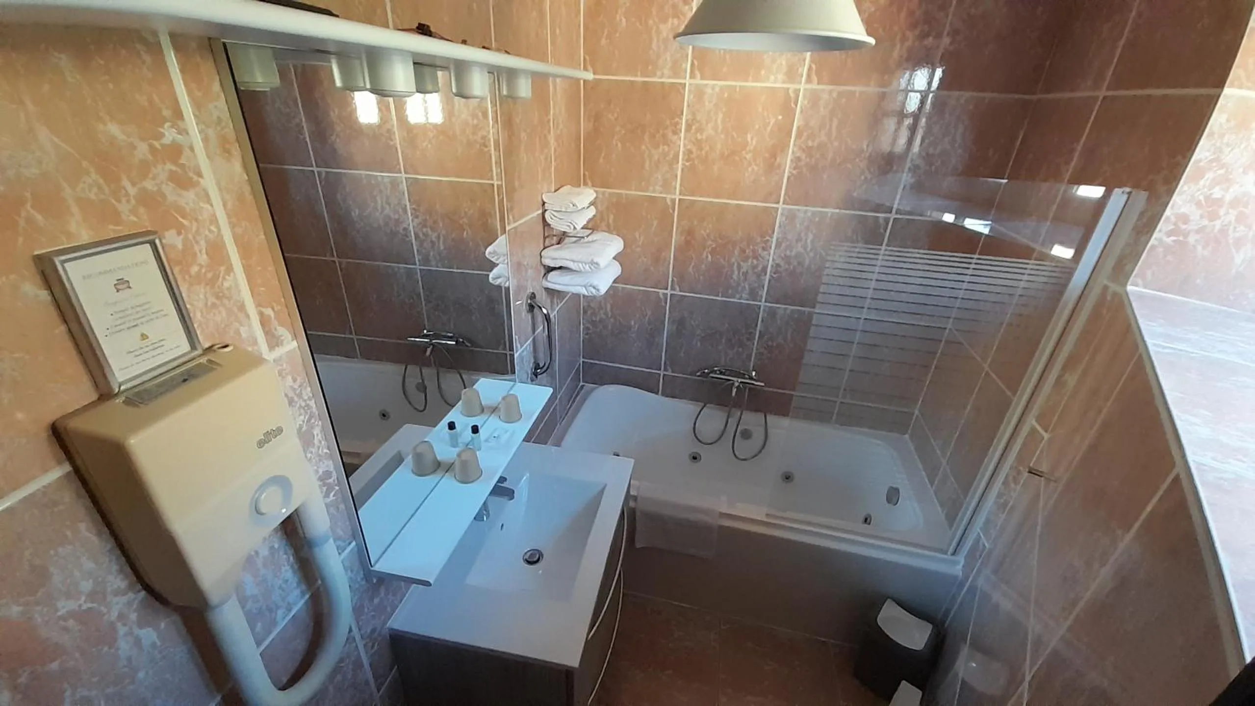 Bathroom in B&B Manoir de la Fabrègues