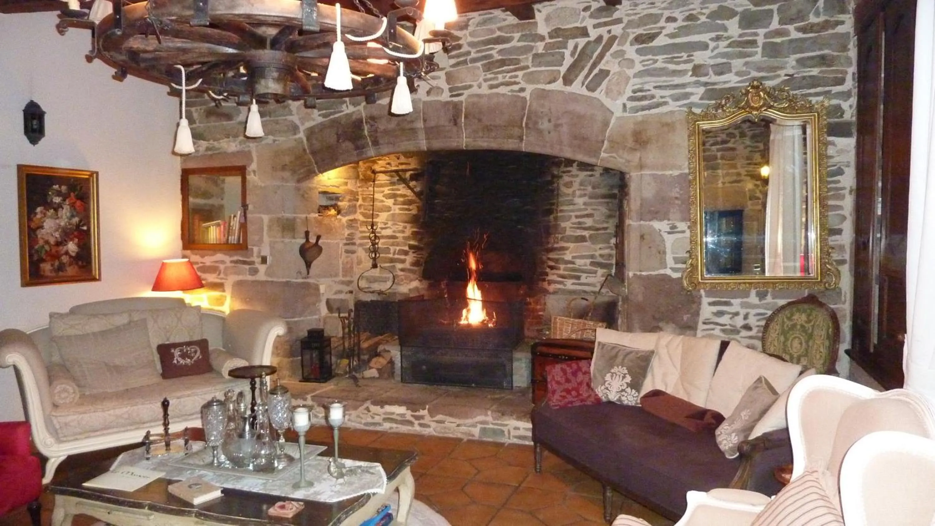 Communal lounge/ TV room in B&B Manoir de la Fabrègues