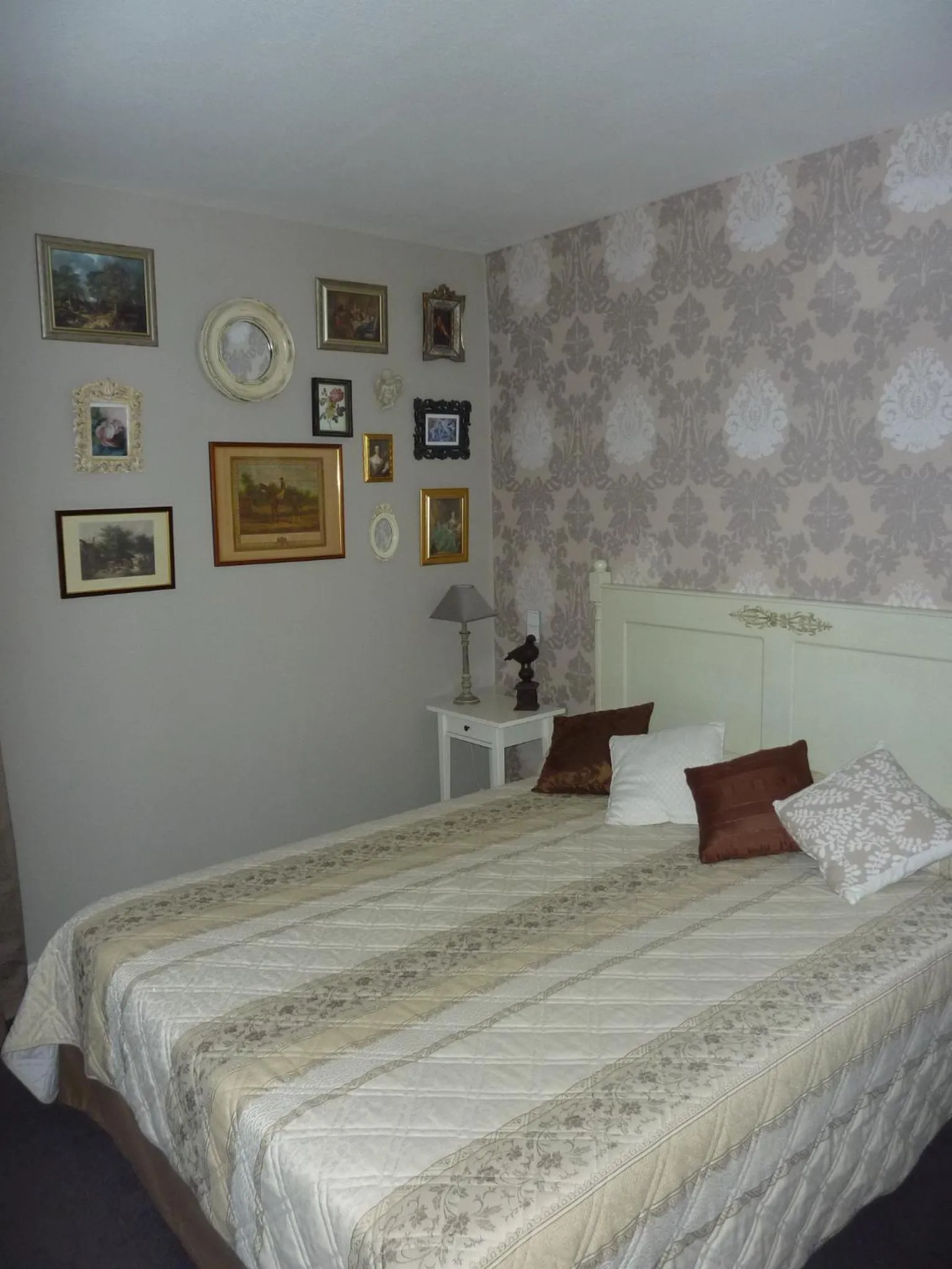 Bed in B&B Manoir de la Fabrègues