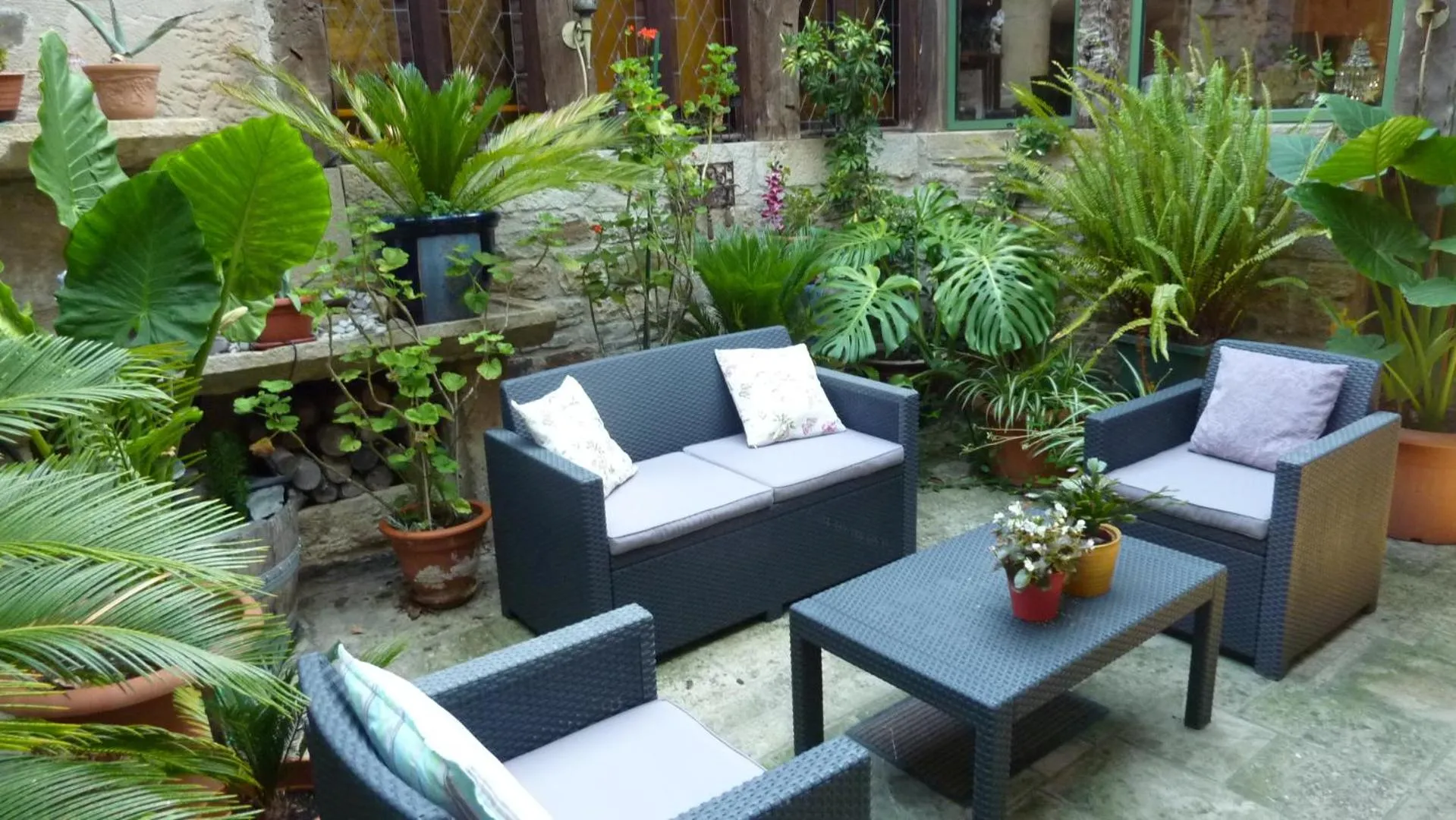 Patio in B&B Manoir de la Fabrègues