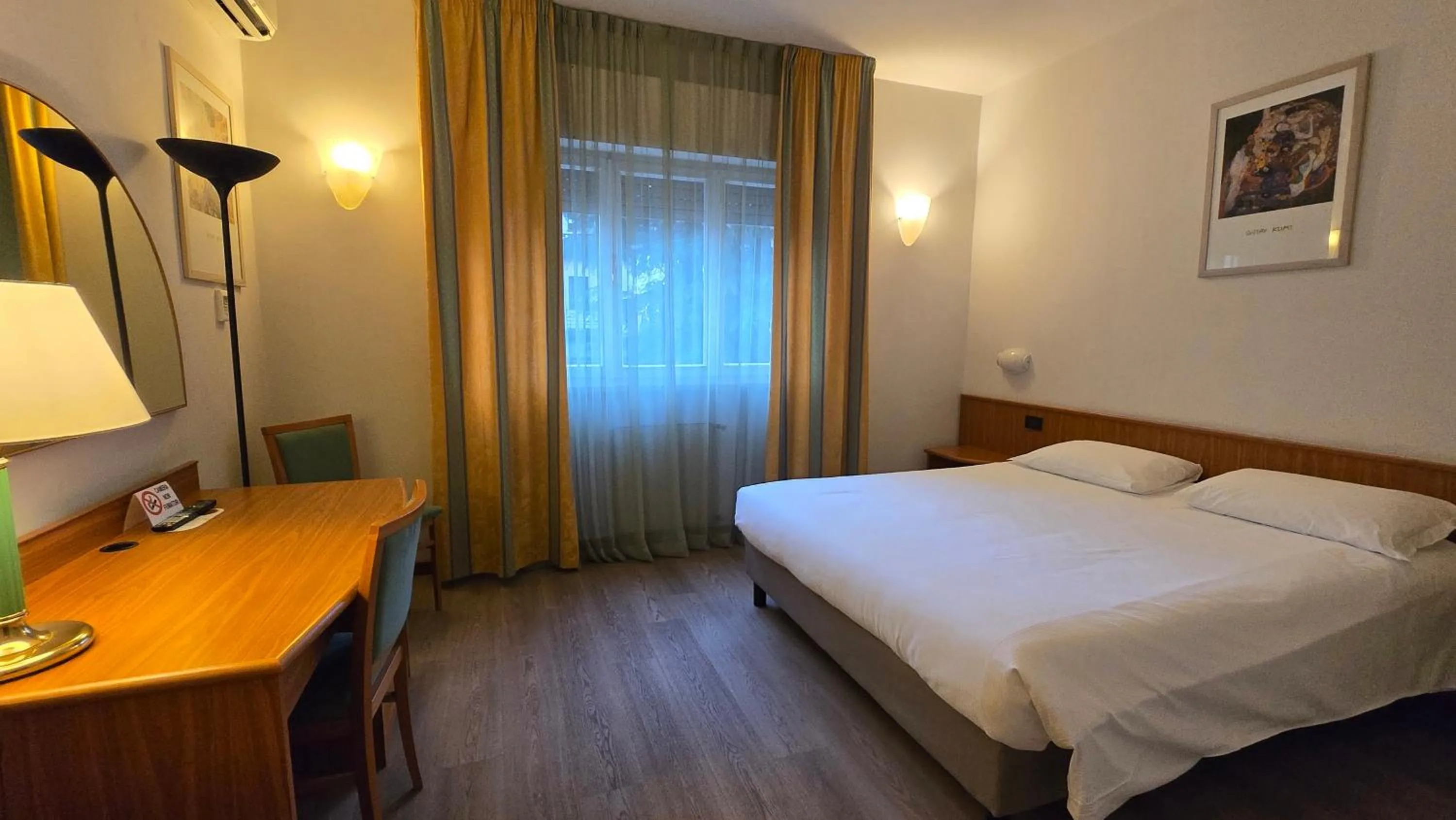 Photo of the whole room, Bed in Hotel Cristallo