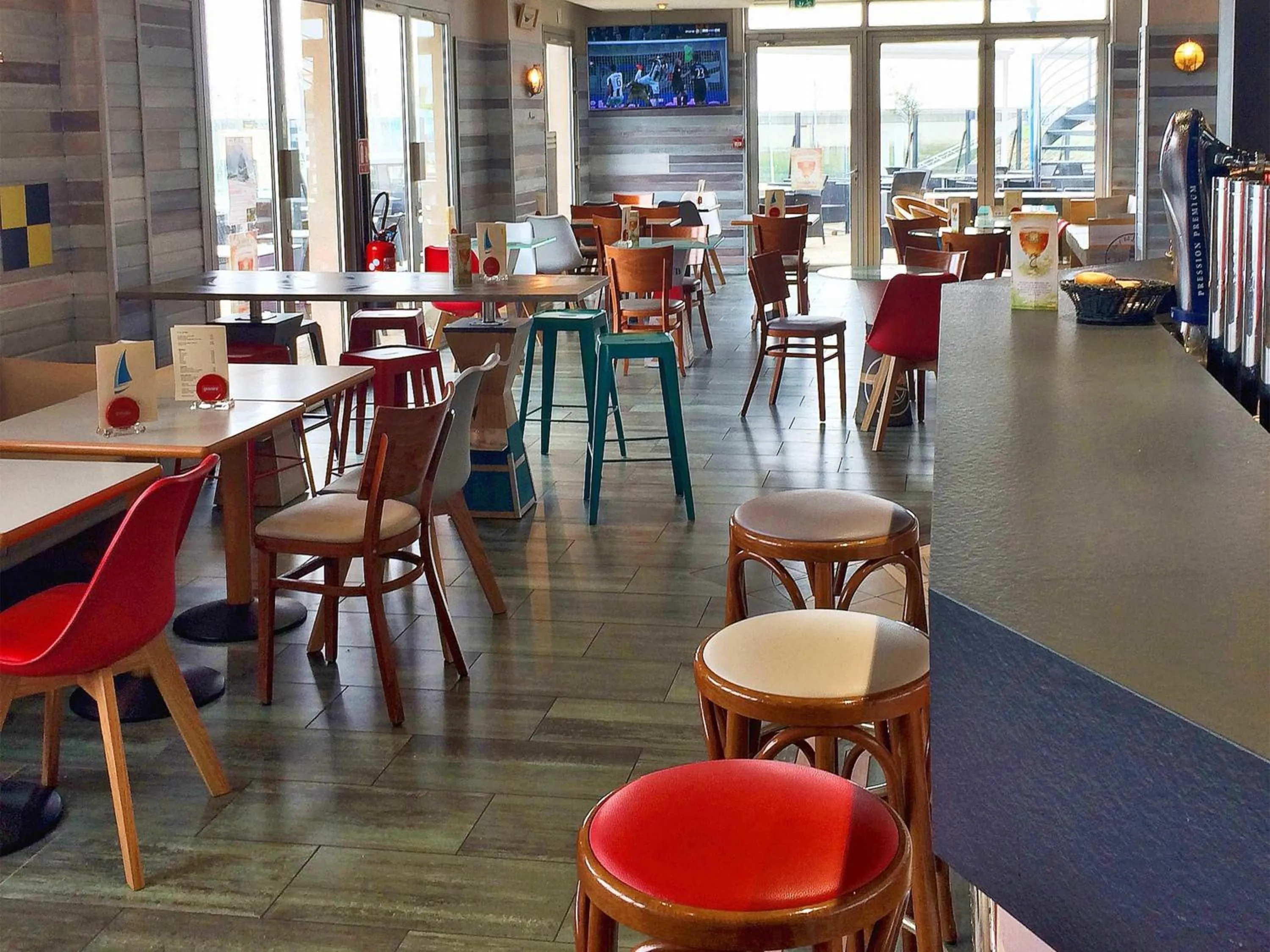 Lounge or bar in ibis Granville Port De Plaisance