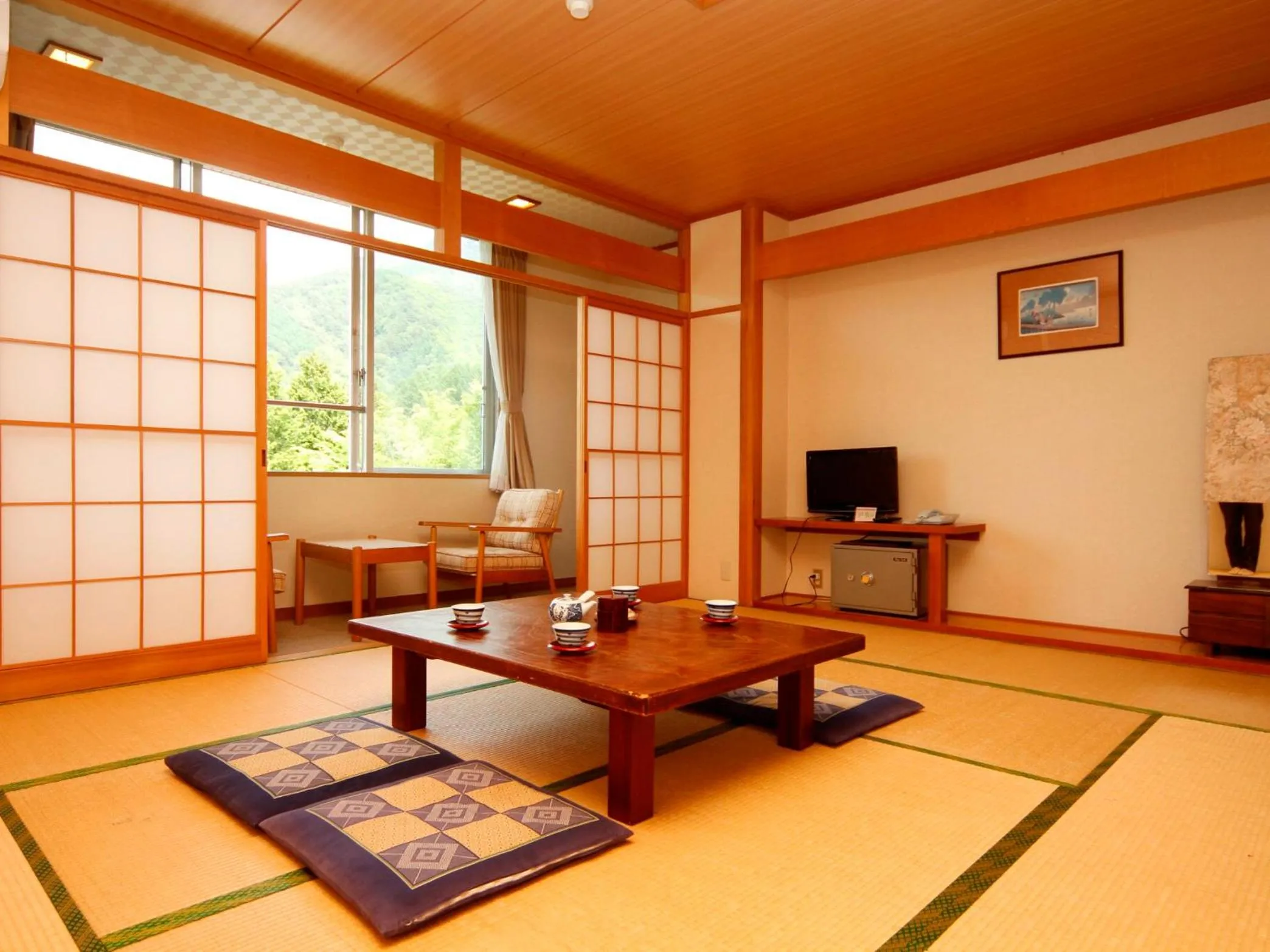 Photo of the whole room in Komao