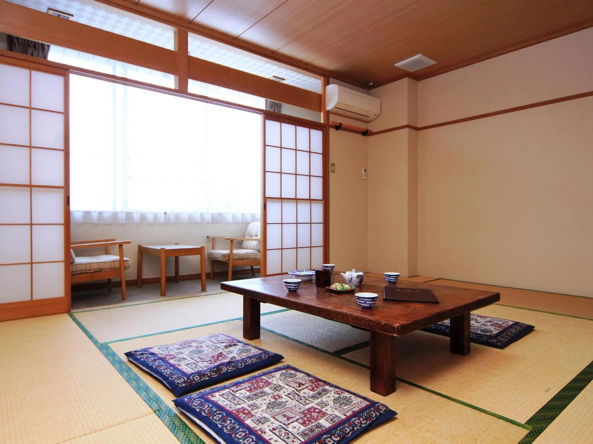 Photo of the whole room in Komao