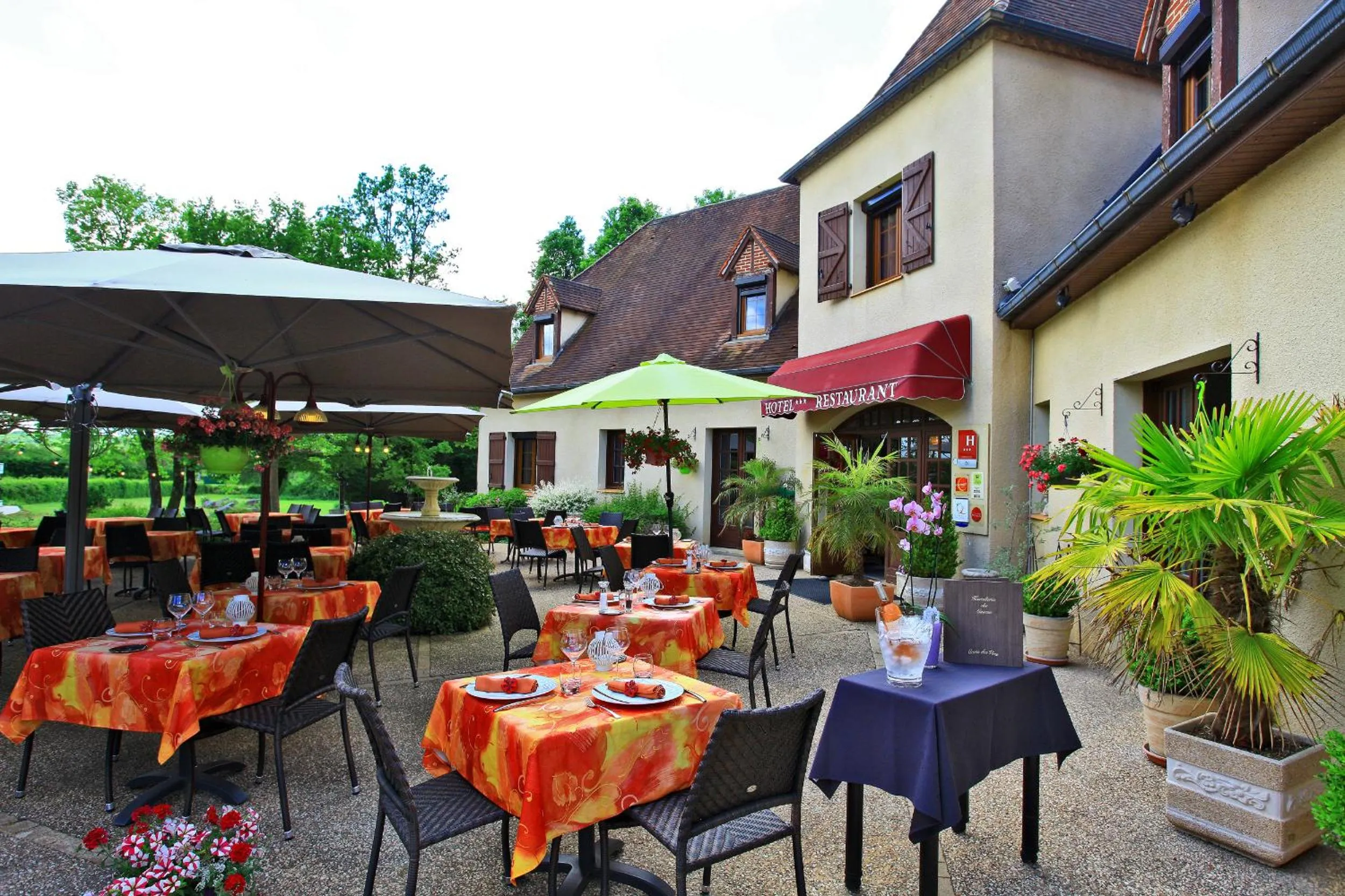 Facade/entrance in Hostellerie du Causse