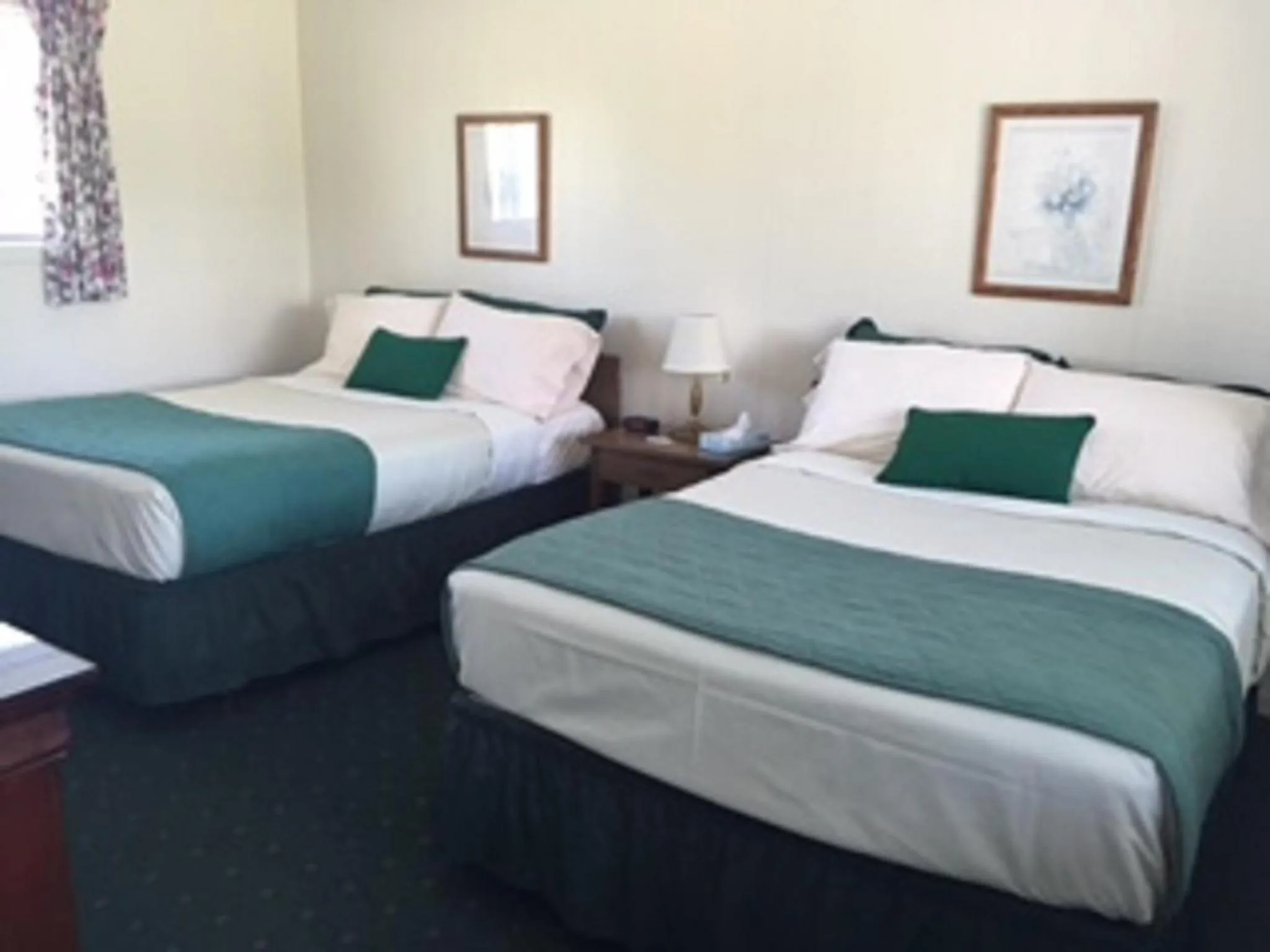 Bedroom, Bed in Rock Ledge Motel