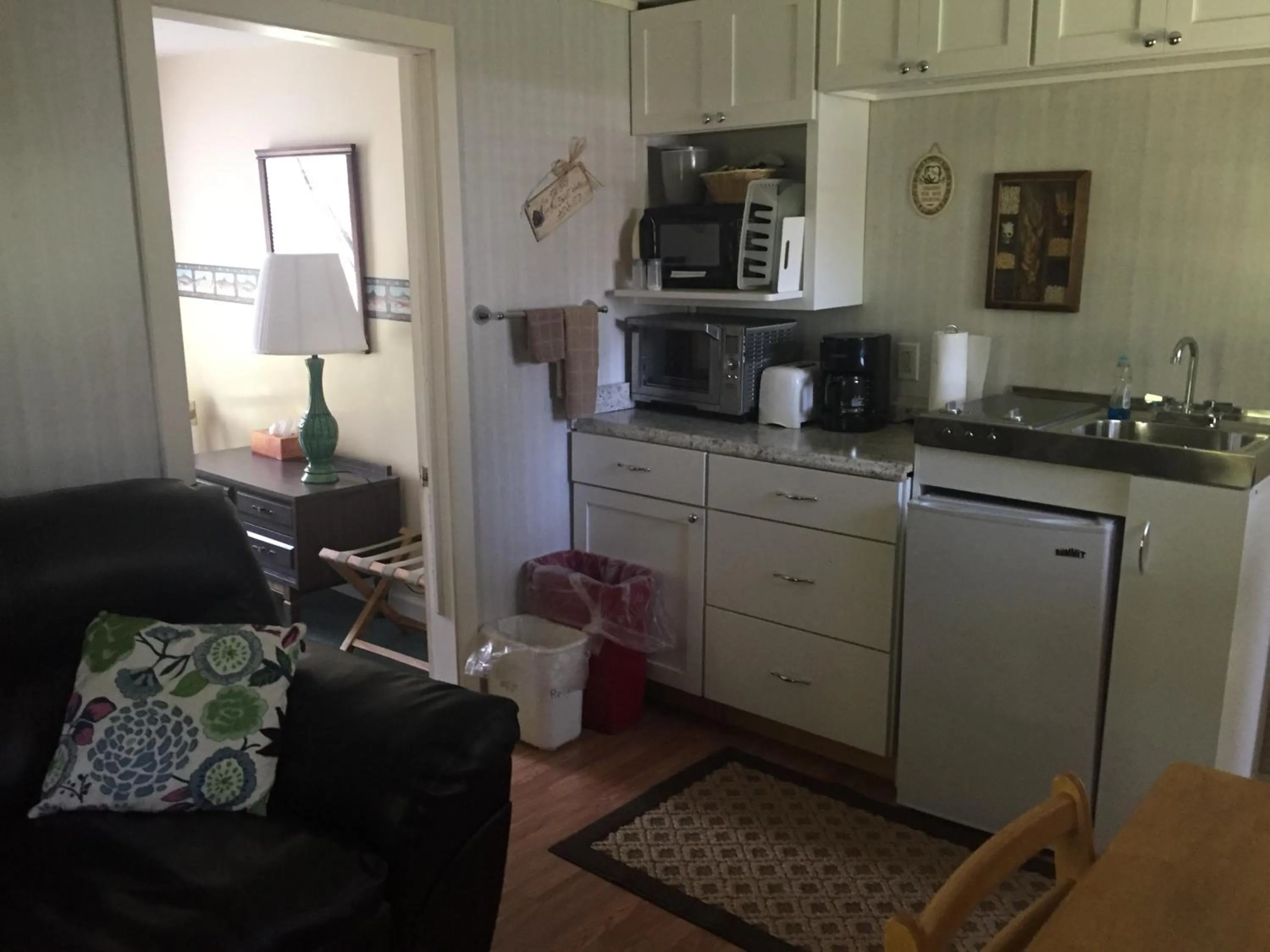 Kitchen or kitchenette in Rock Ledge Motel