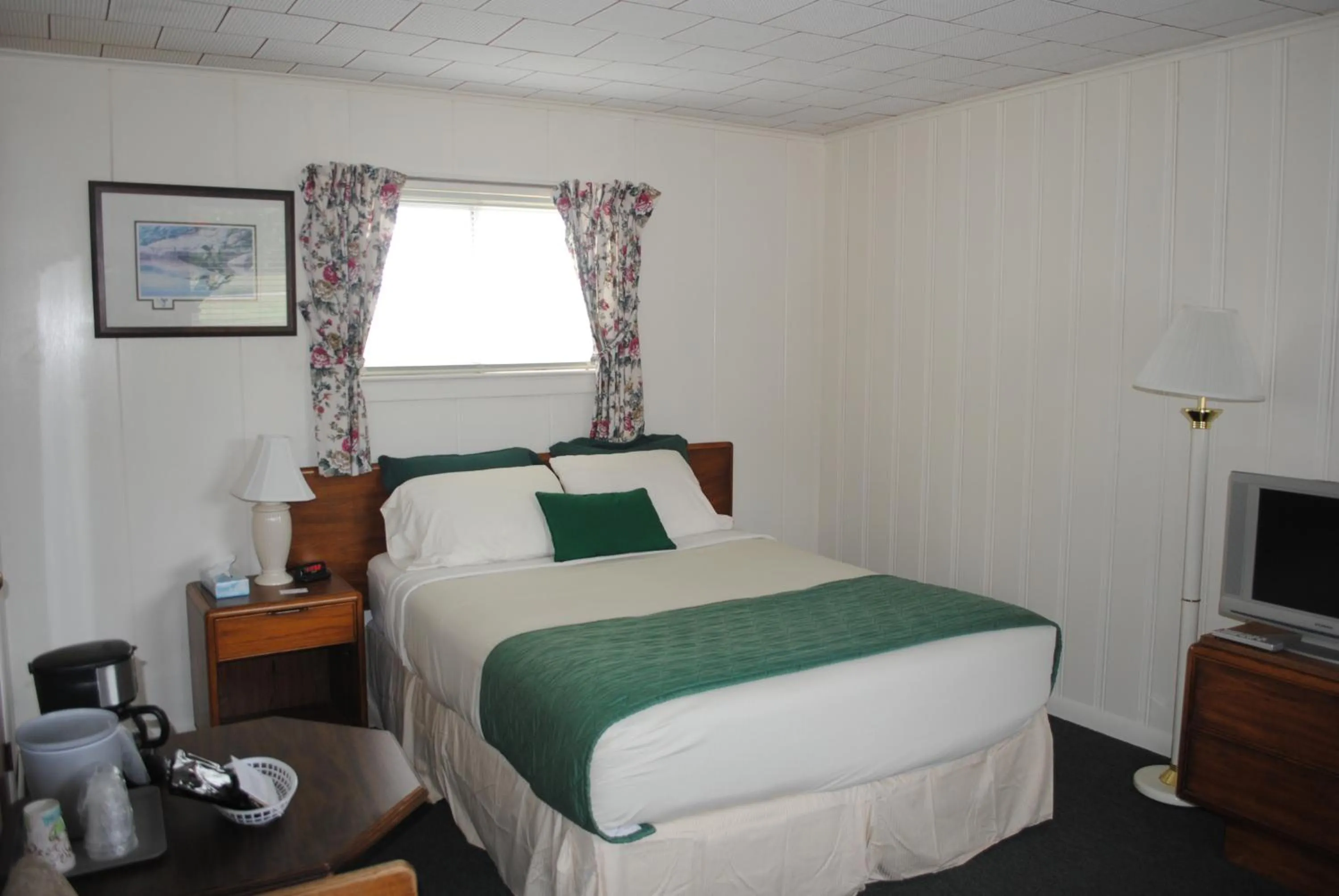 Bedroom, Bed in Rock Ledge Motel