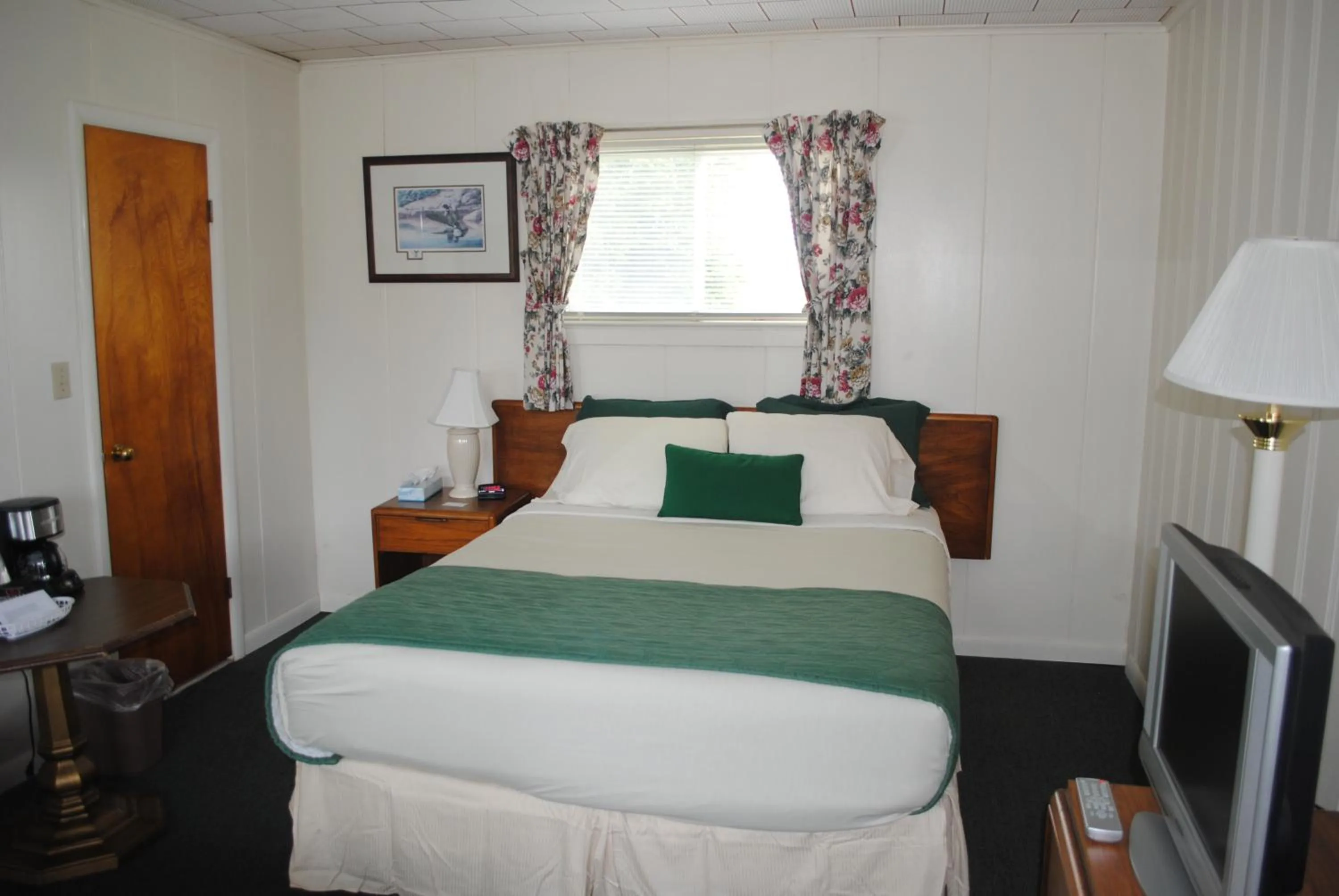 Bedroom, Bed in Rock Ledge Motel