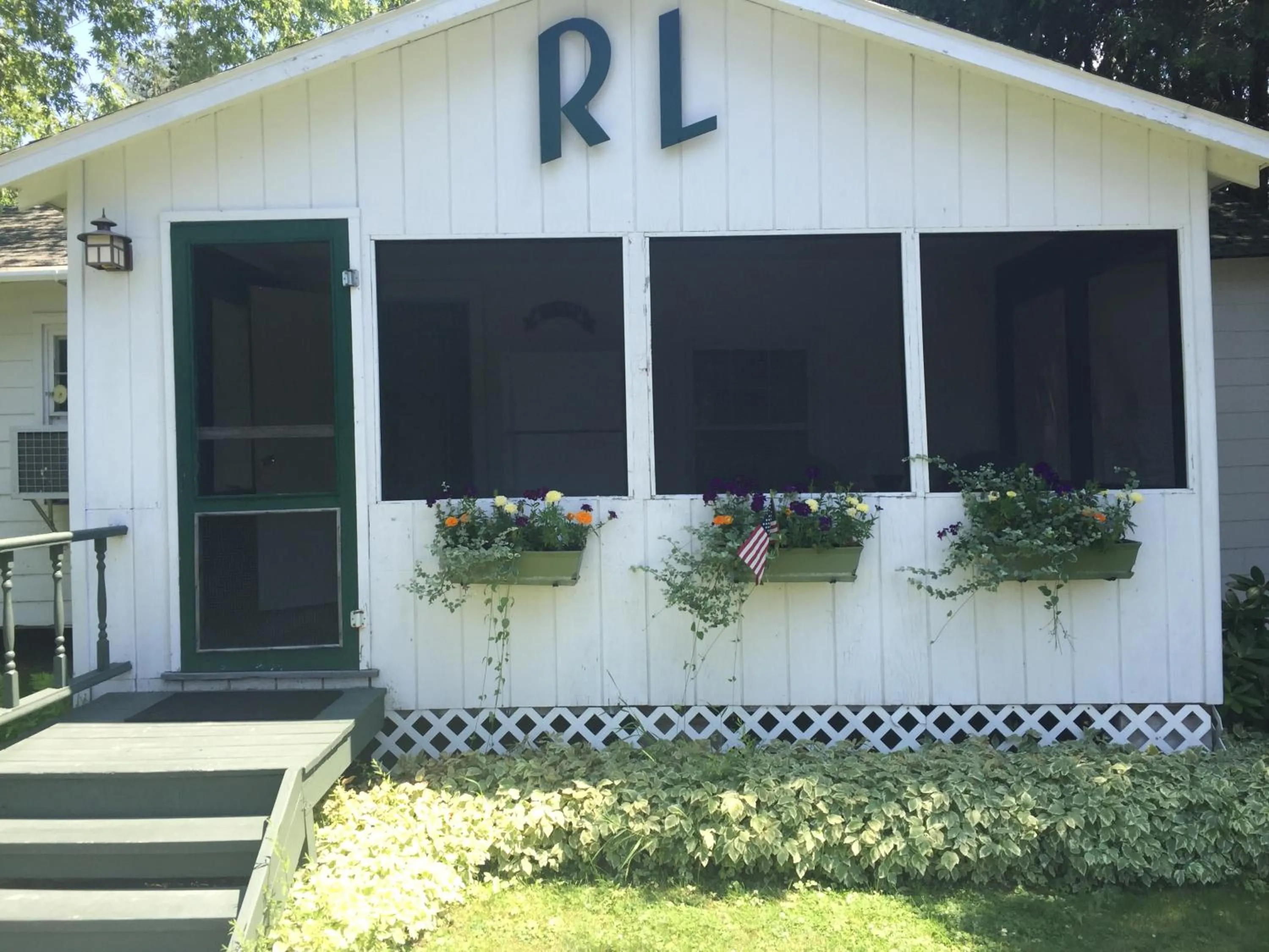 Facade/entrance in Rock Ledge Motel