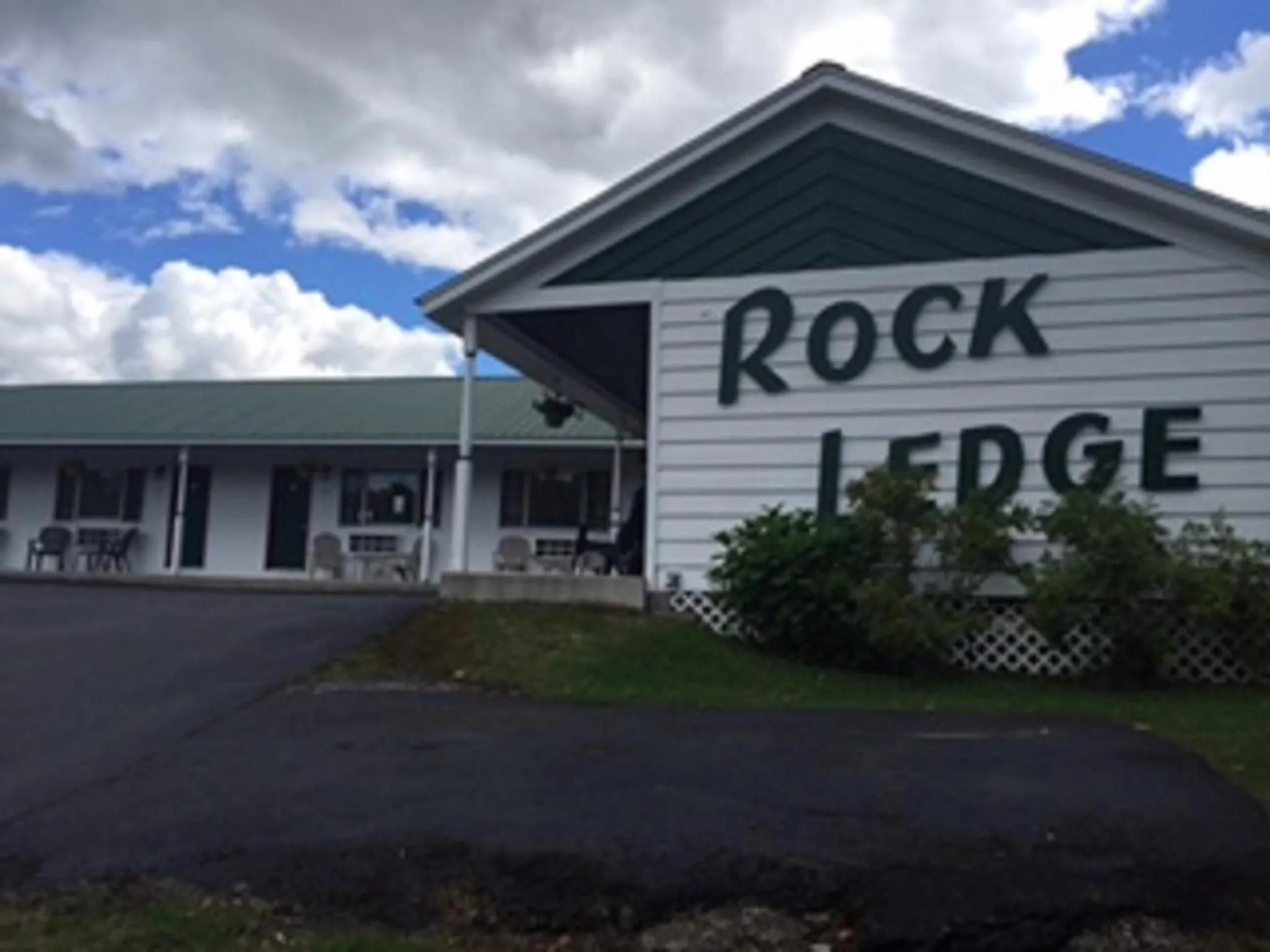 Facade/entrance in Rock Ledge Motel