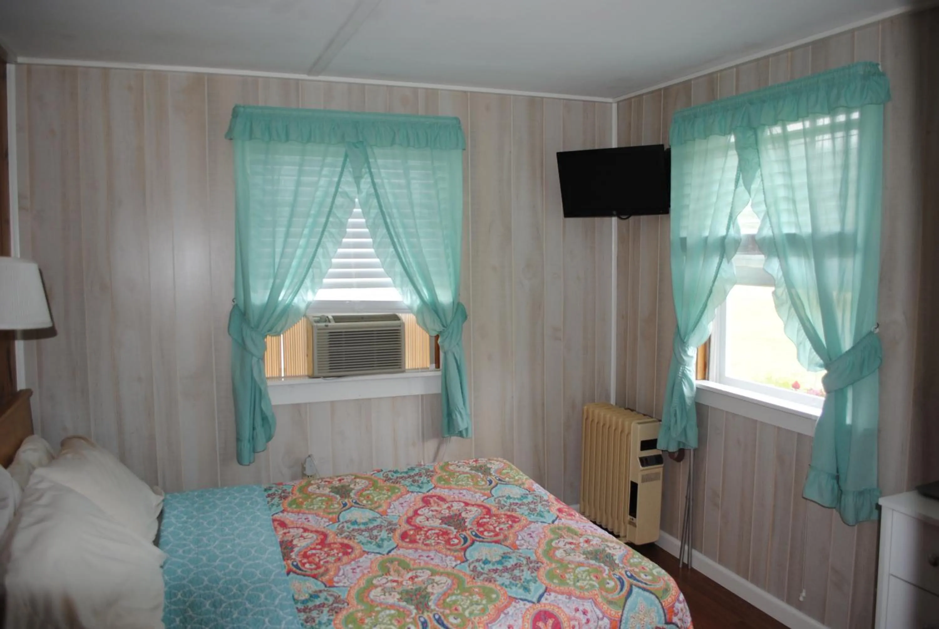 Bedroom, Bed in Rock Ledge Motel