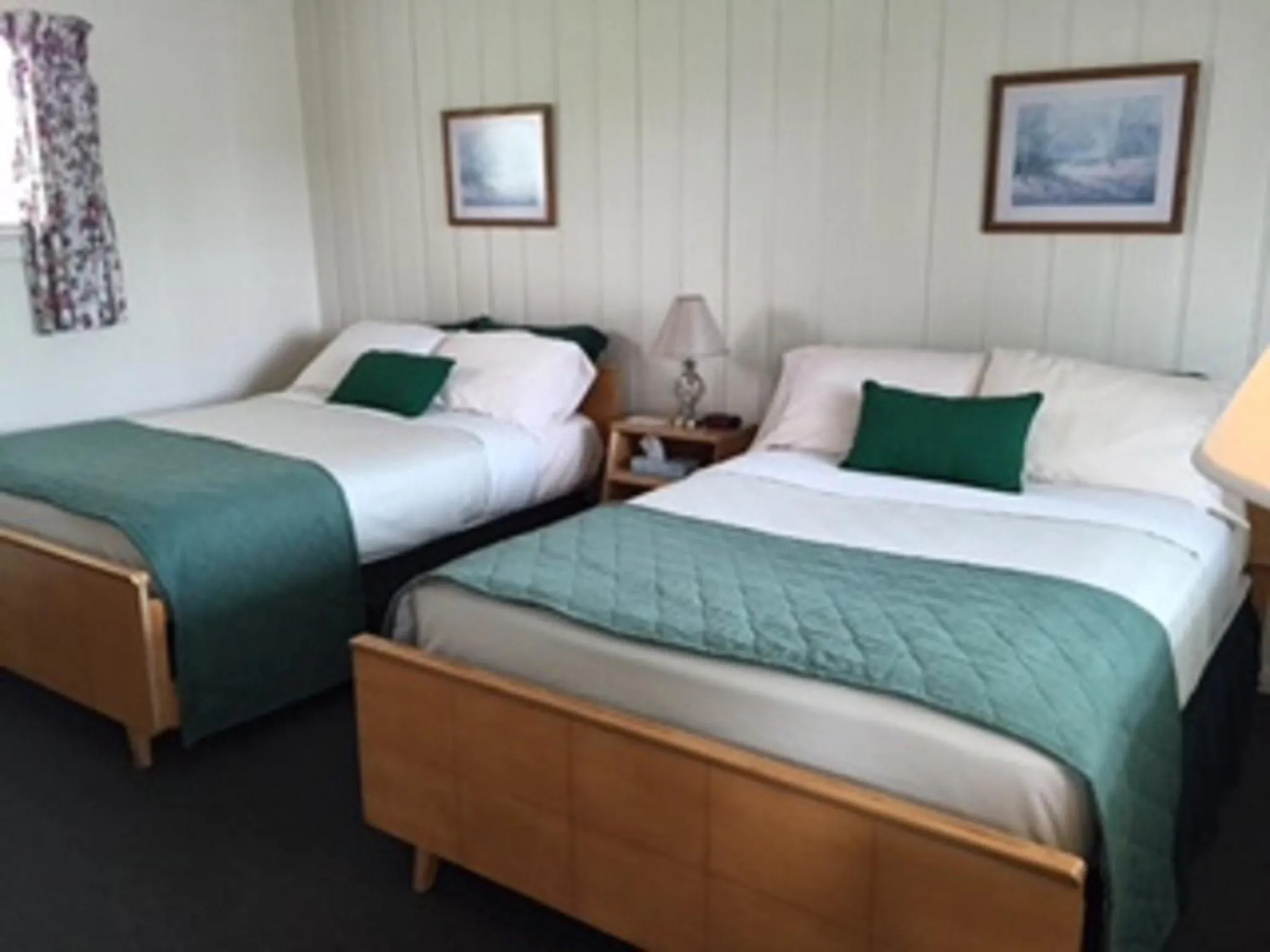 Bathroom, Bed in Rock Ledge Motel