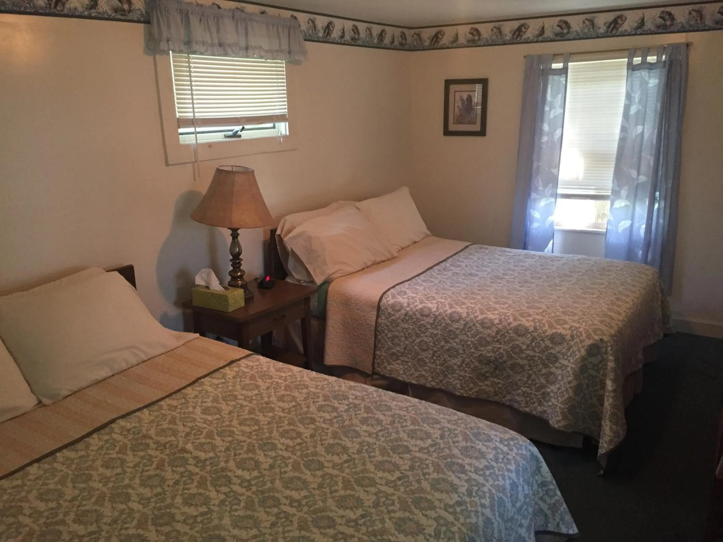 Bed in Rock Ledge Motel