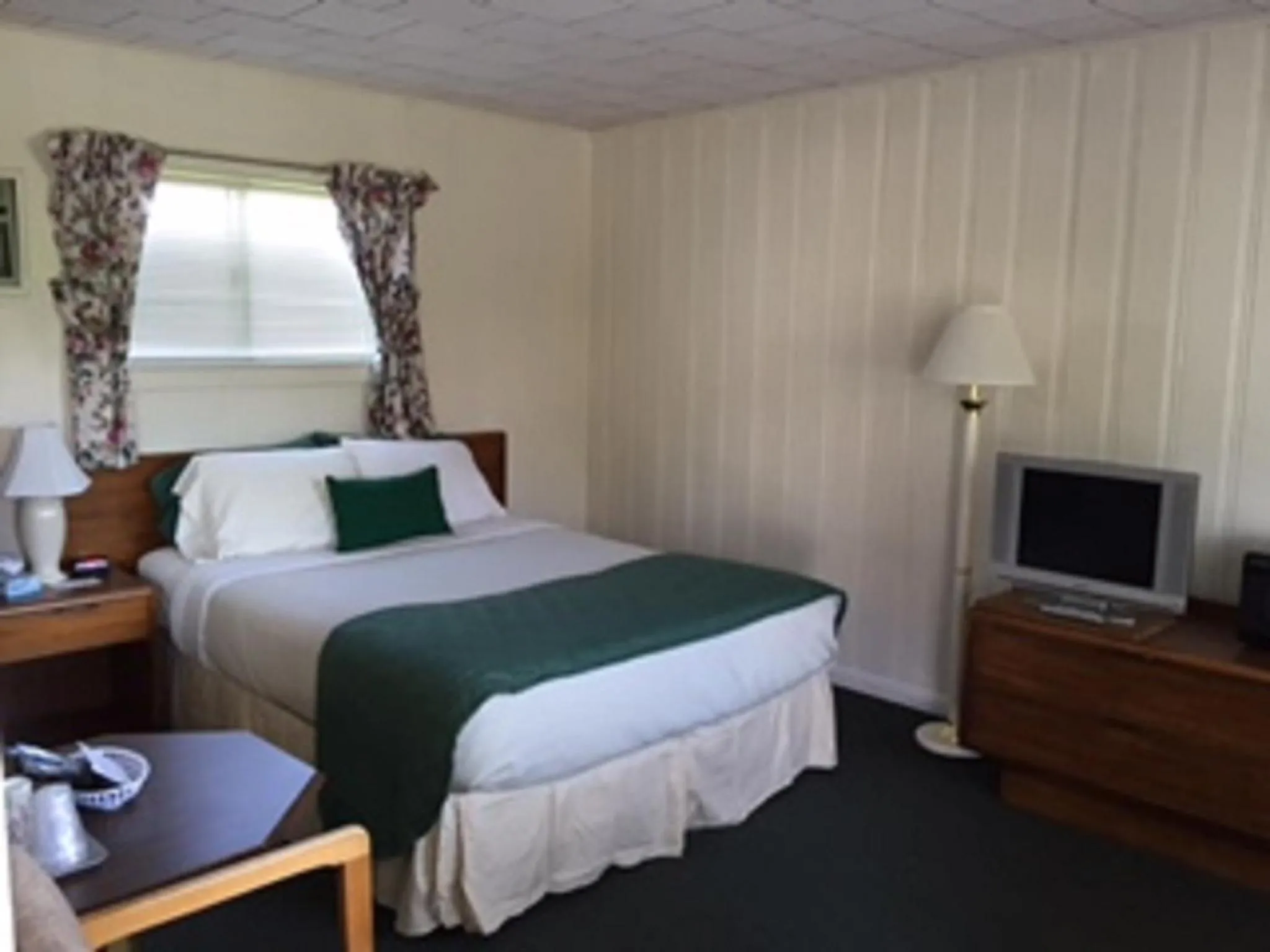 Bedroom, Bed in Rock Ledge Motel