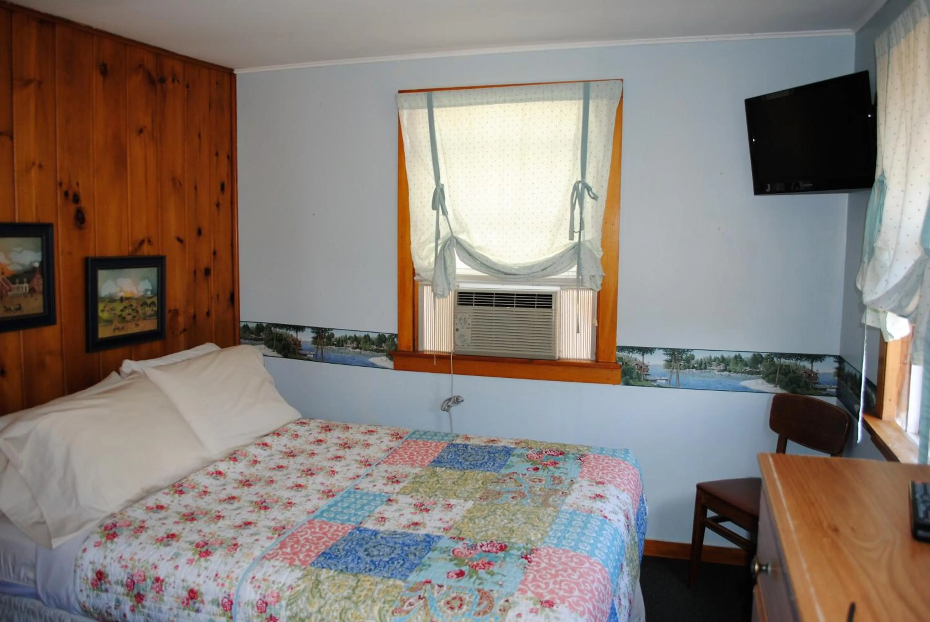 Bedroom, Bed in Rock Ledge Motel