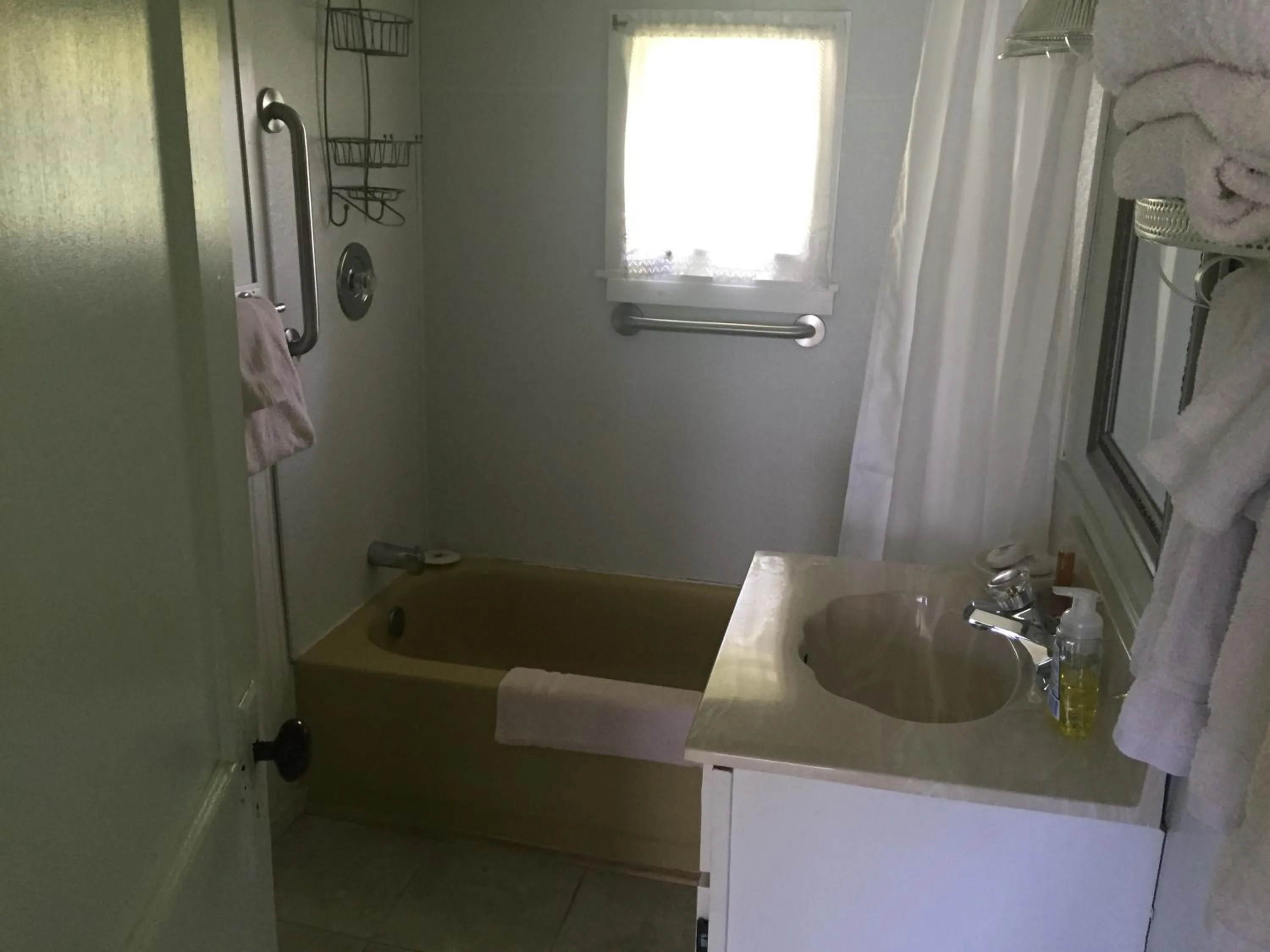 Bathroom in Rock Ledge Motel