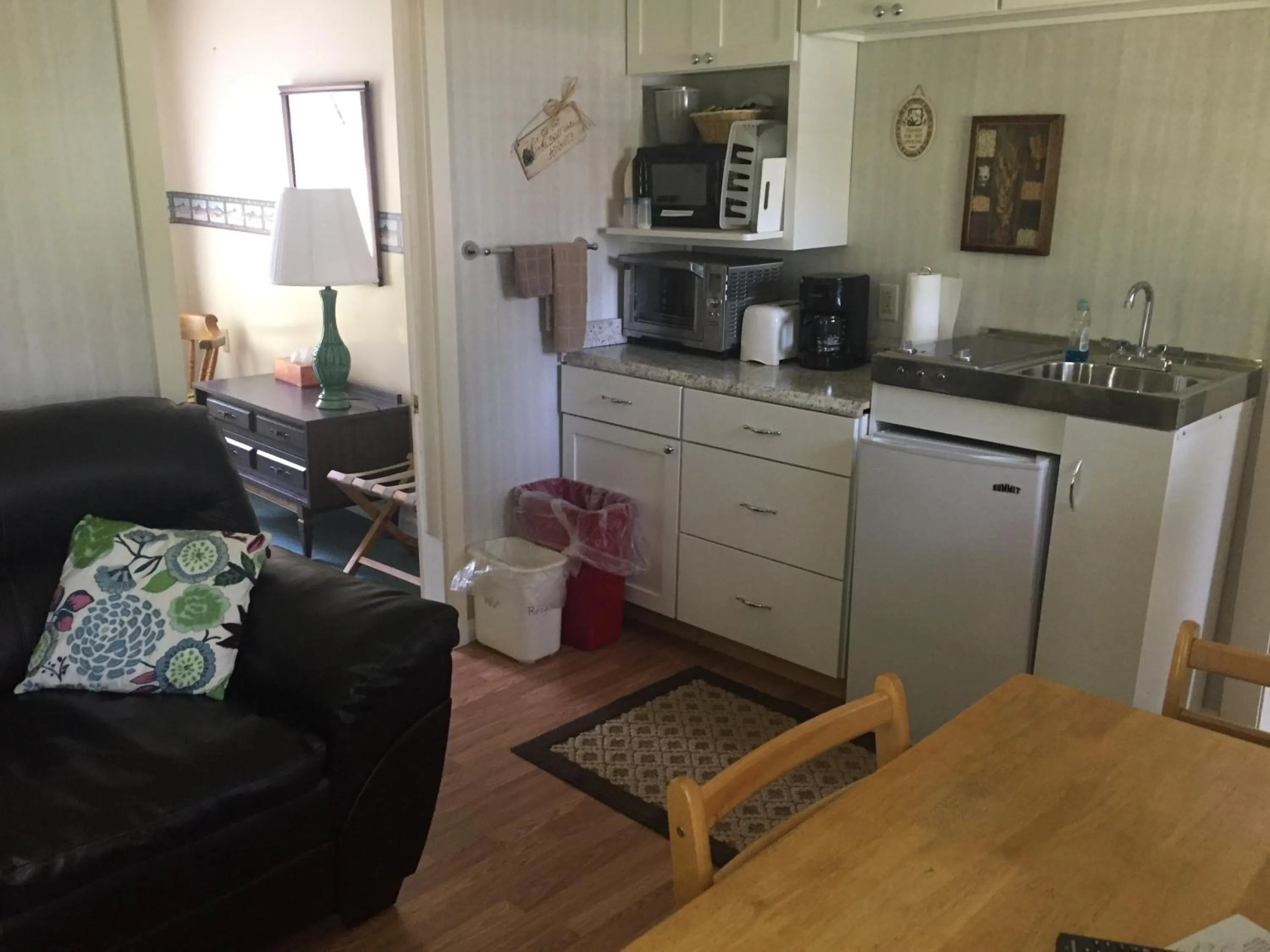 Food and drinks in Rock Ledge Motel