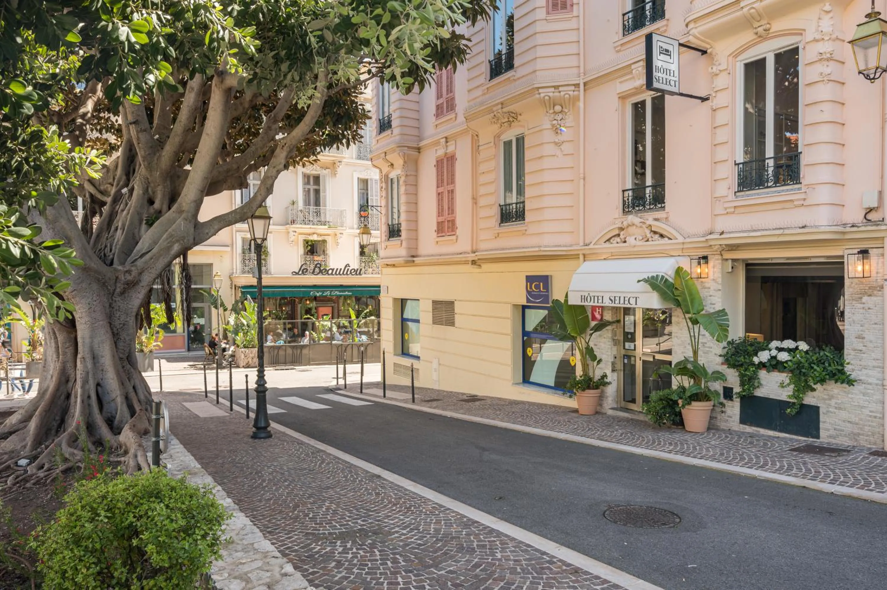 Property building in Hotel Select