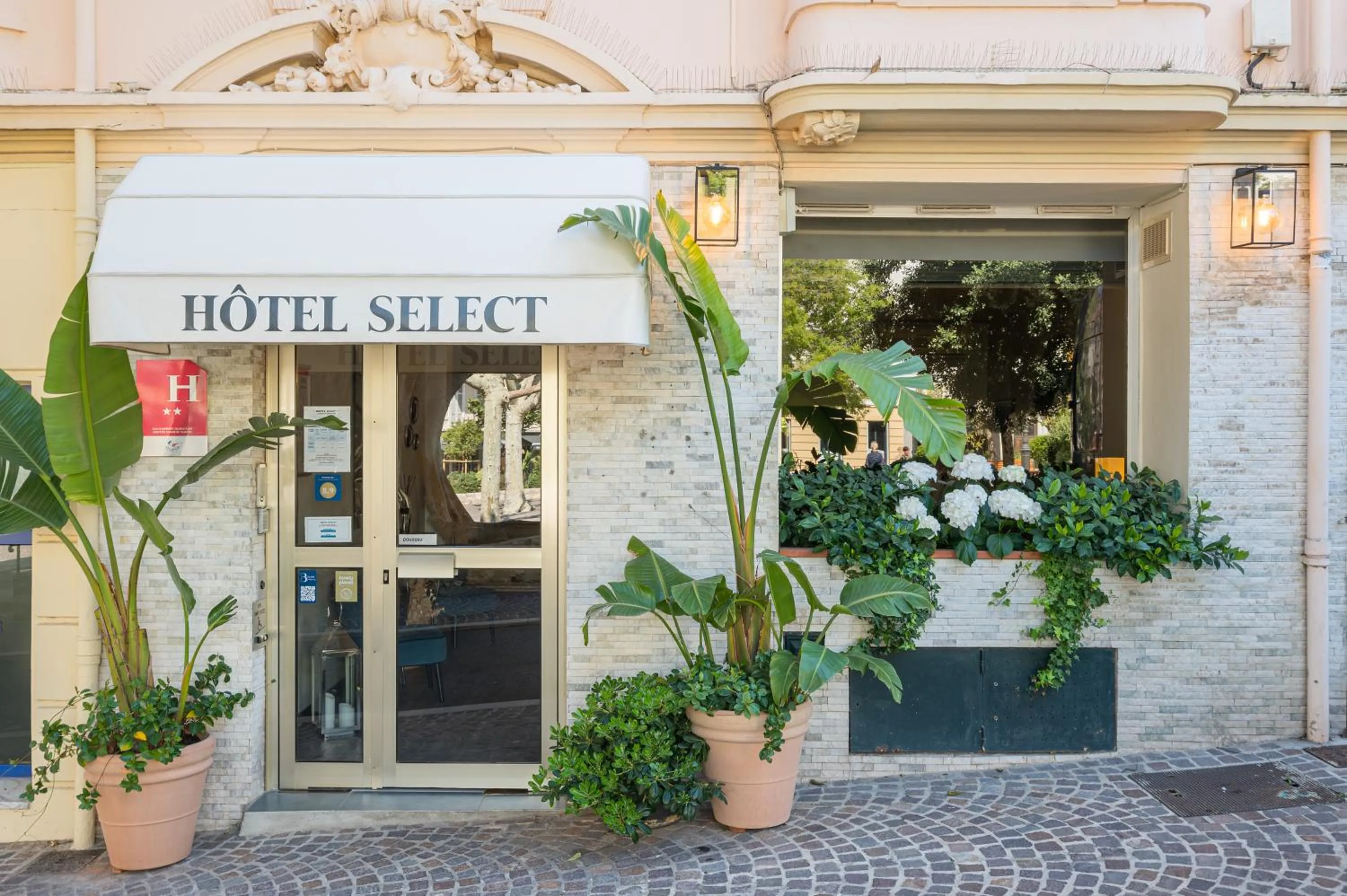 Property building in Hotel Select