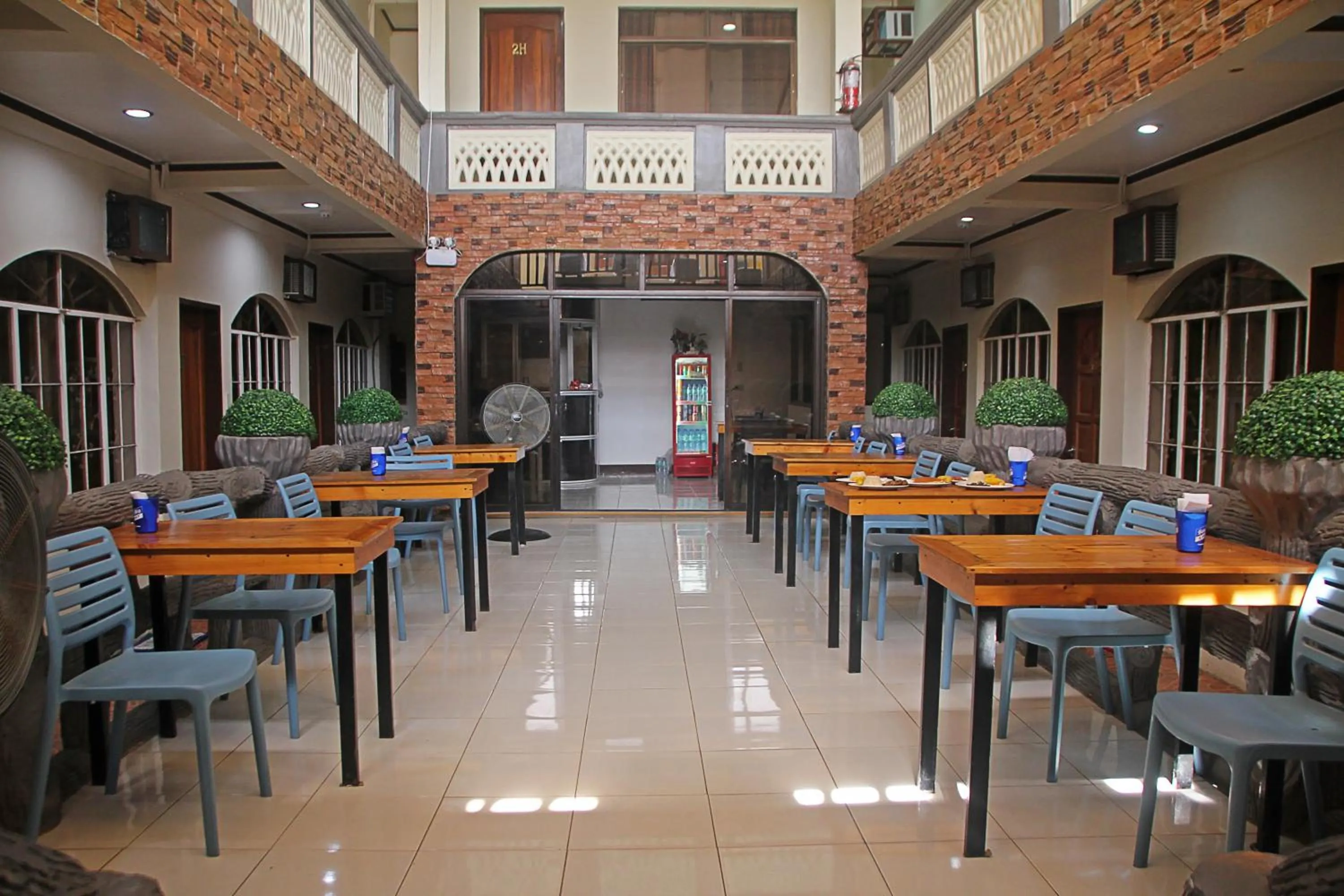 Restaurant/places to eat in Macky's Hidden Inn