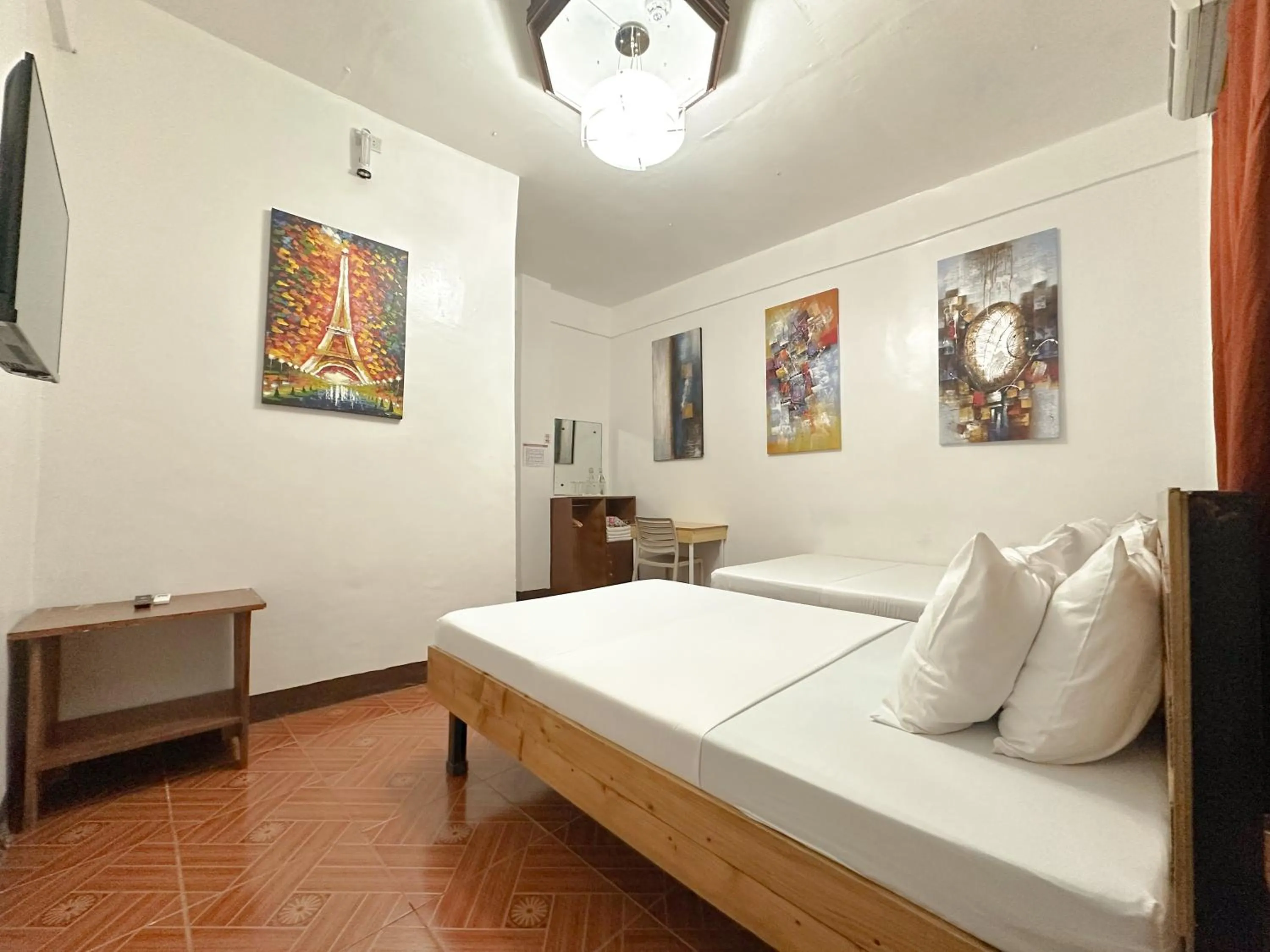 Photo of the whole room, Bed in Macky's Hidden Inn