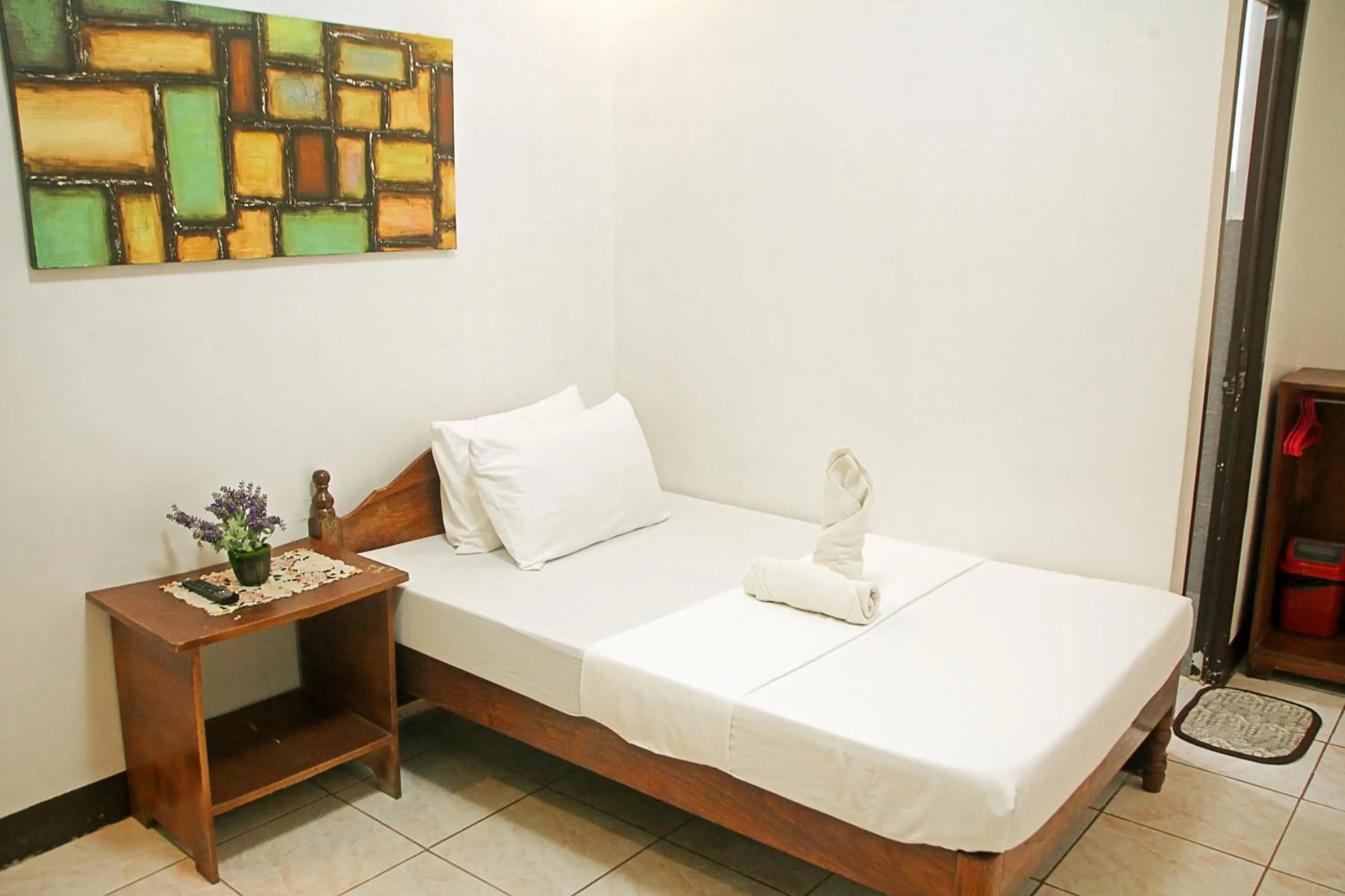 Property building, Bed in Macky's Hidden Inn