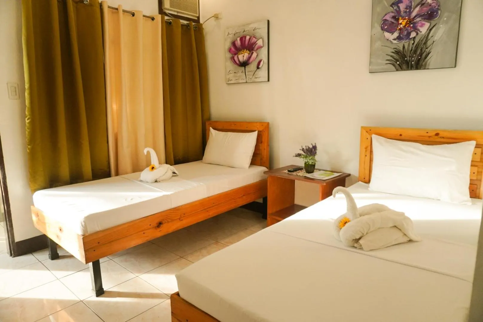 Photo of the whole room, Bed in Macky's Hidden Inn