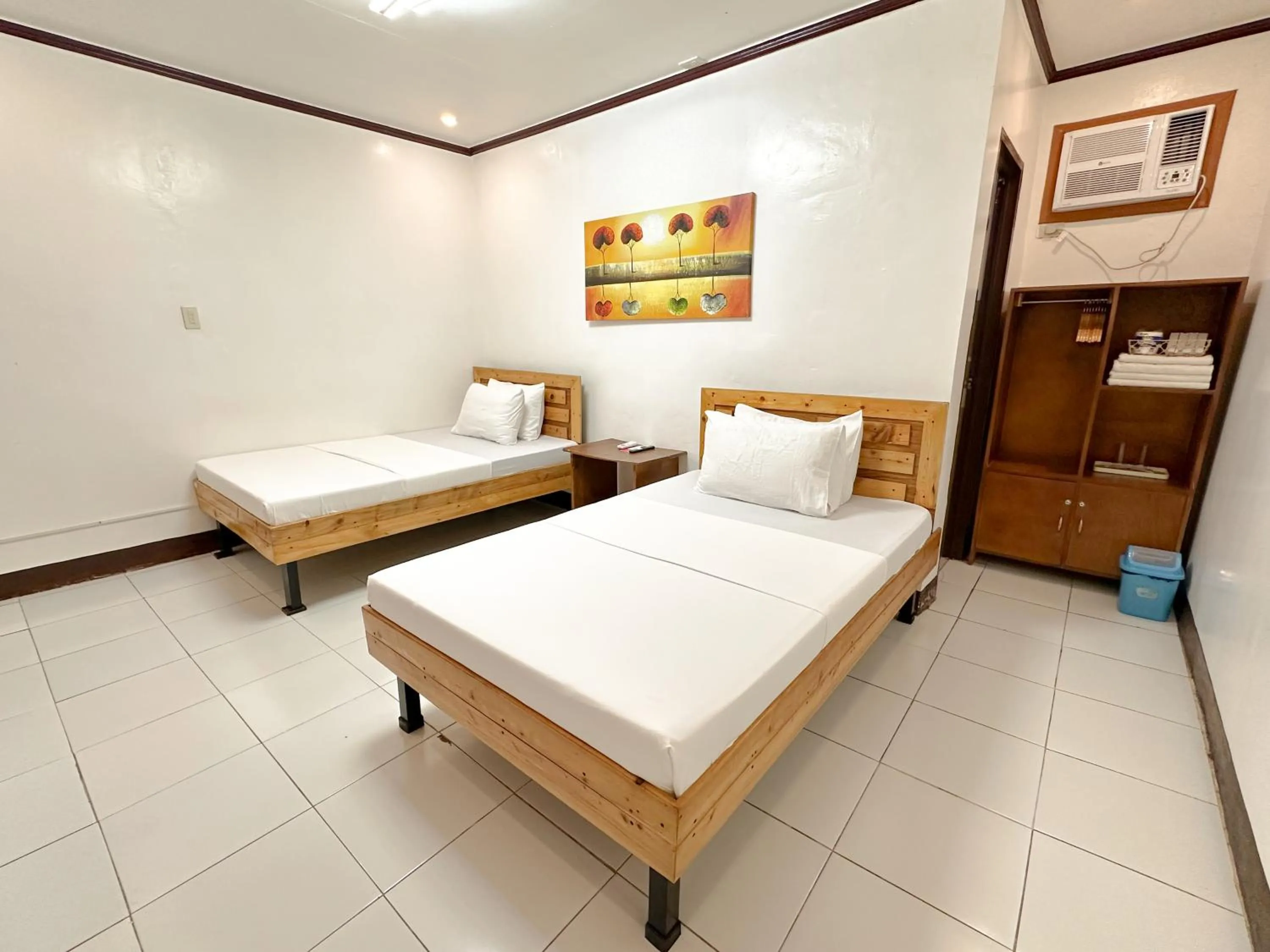 Photo of the whole room, Bed in Macky's Hidden Inn