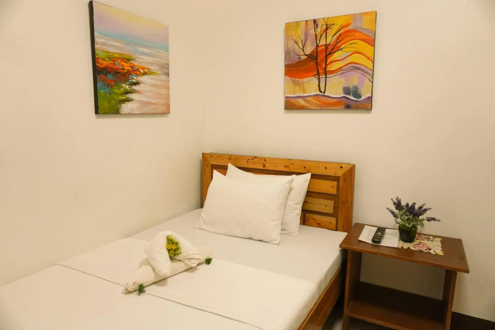 Property building, Bed in Macky's Hidden Inn