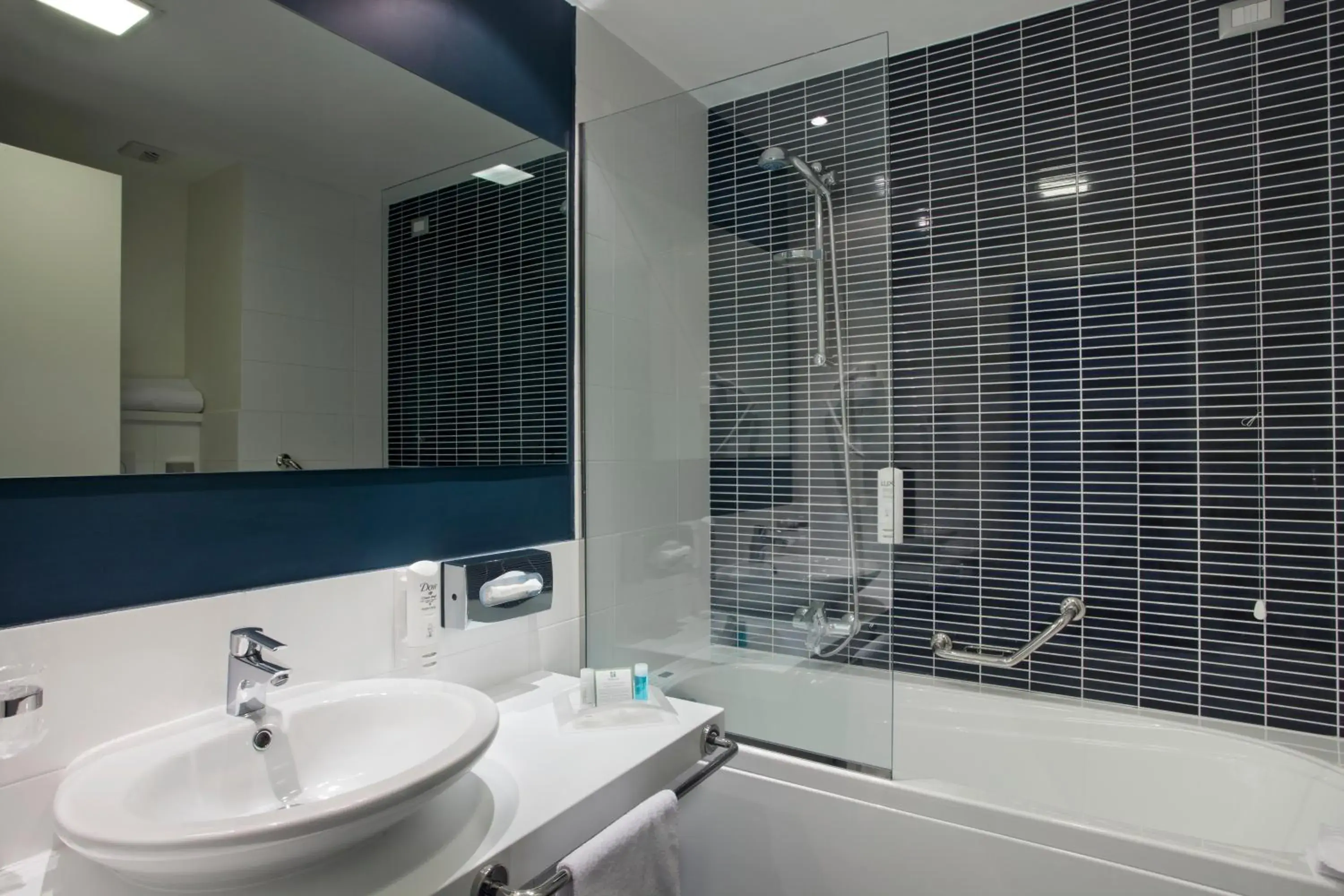 Standard Double Room with Bunk Bed in Holiday Inn Milan Nord Zara by IHG Standard Double Room with Bunk Bed in Holiday Inn Milan Nord Zara by IHG