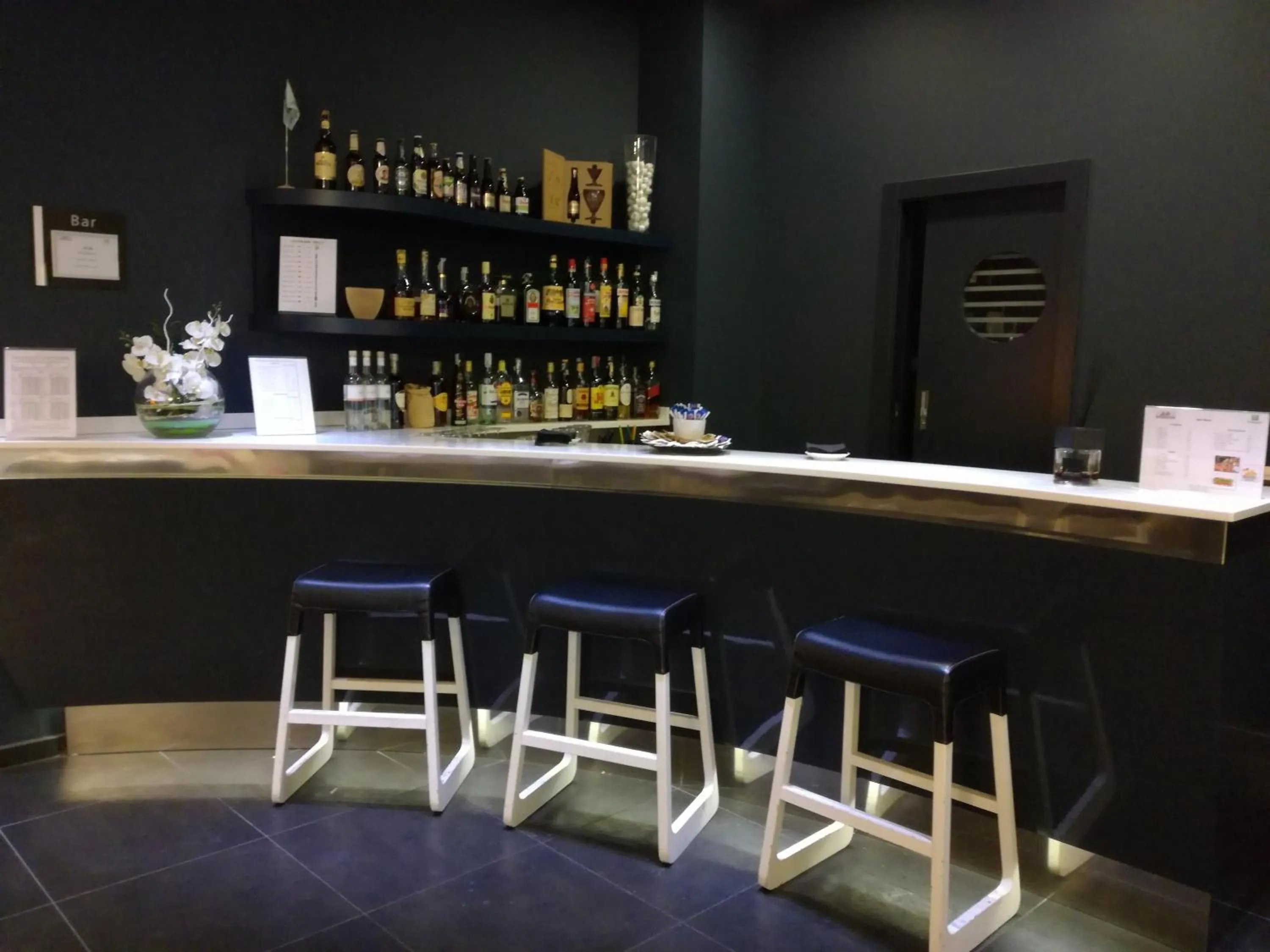 Lounge or bar in Holiday Inn Milan Nord Zara by IHG