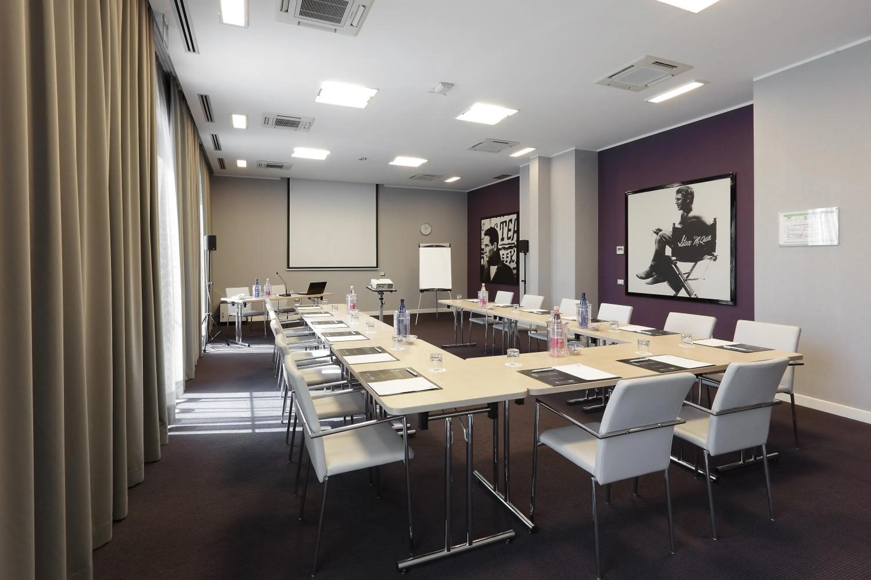 Meeting/conference room in Holiday Inn Milan Nord Zara by IHG