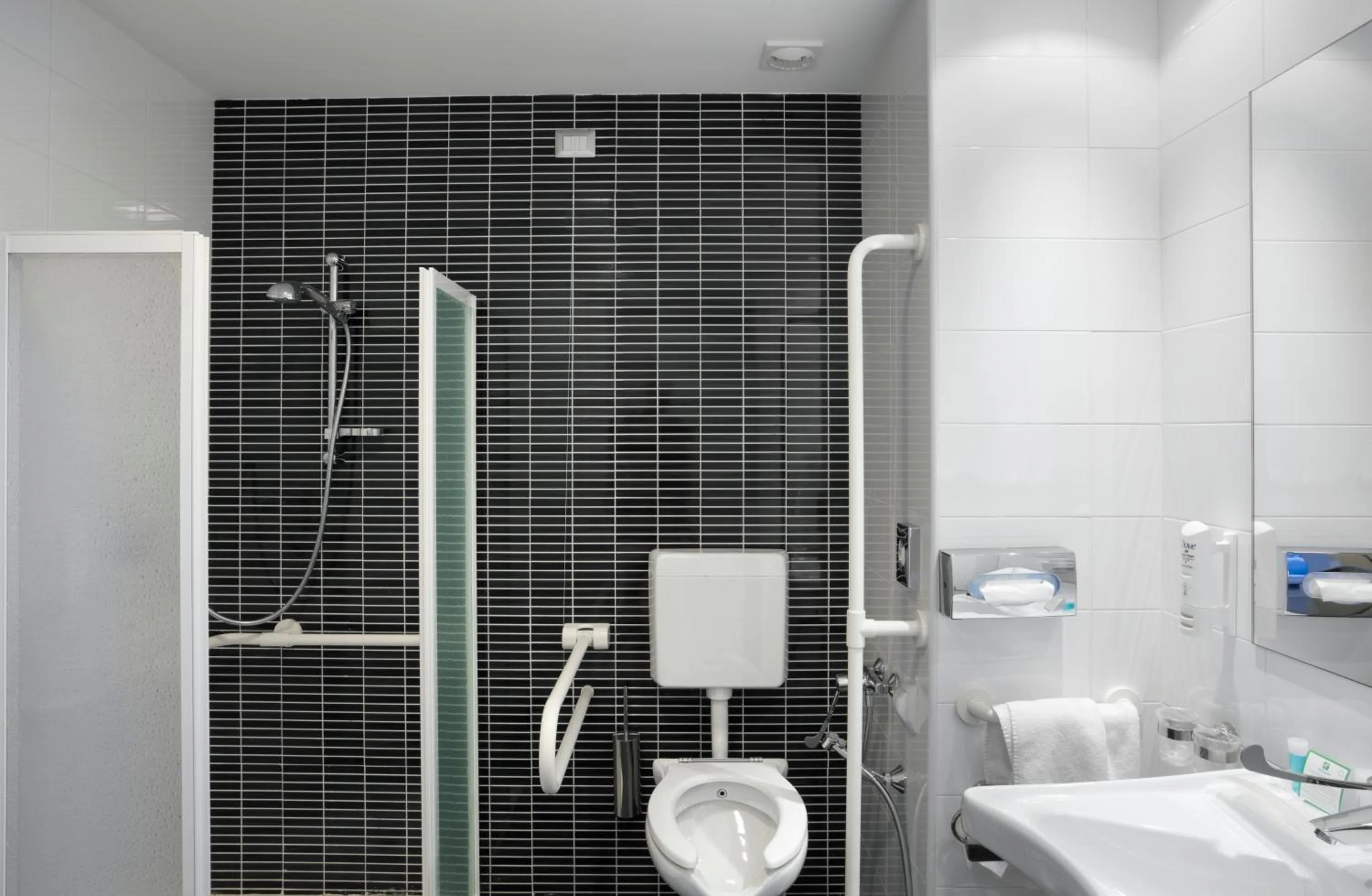 Bathroom in Holiday Inn Milan Nord Zara by IHG