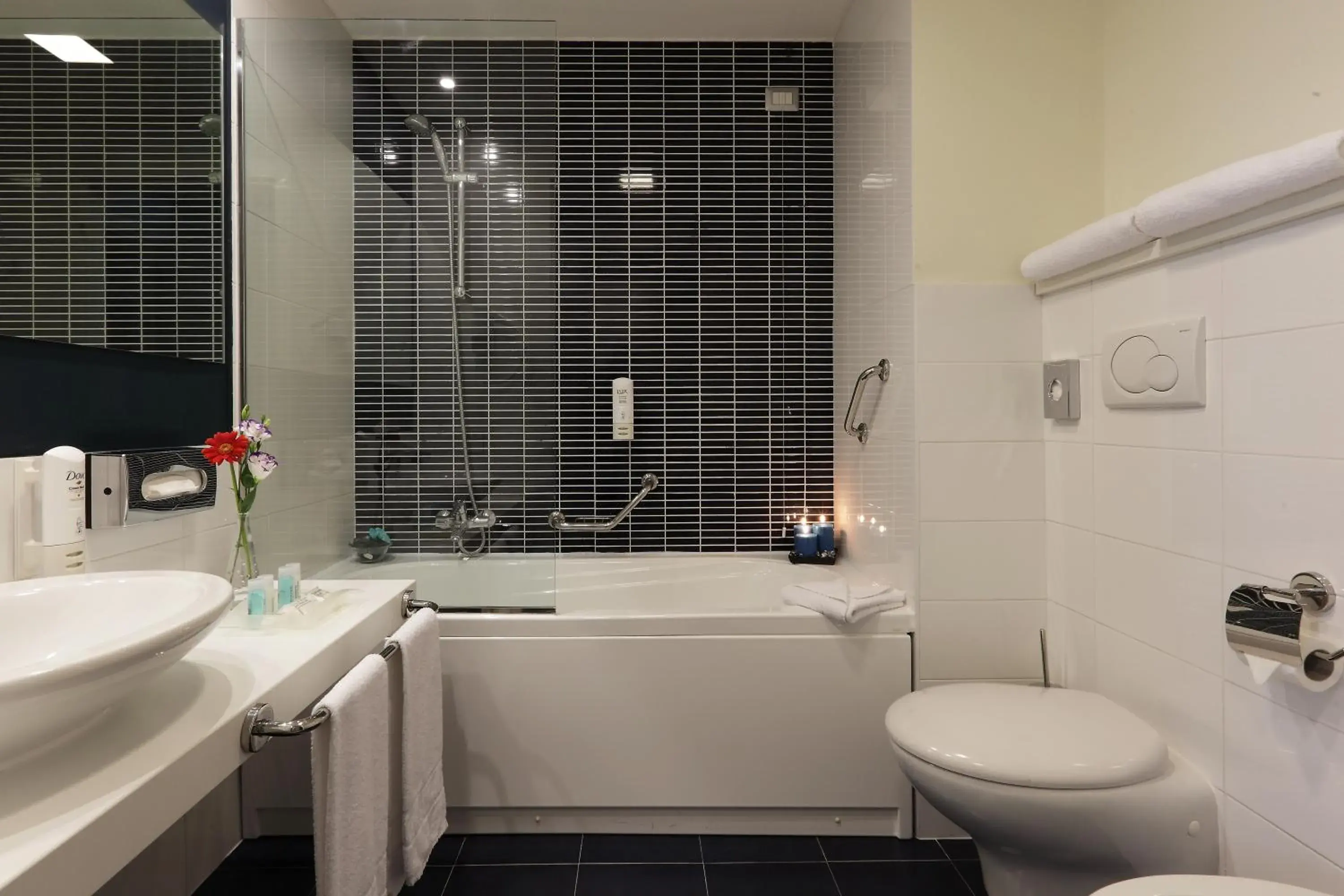 Bathroom in Holiday Inn Milan Nord Zara by IHG Bathroom in Holiday Inn Milan Nord Zara by IHG