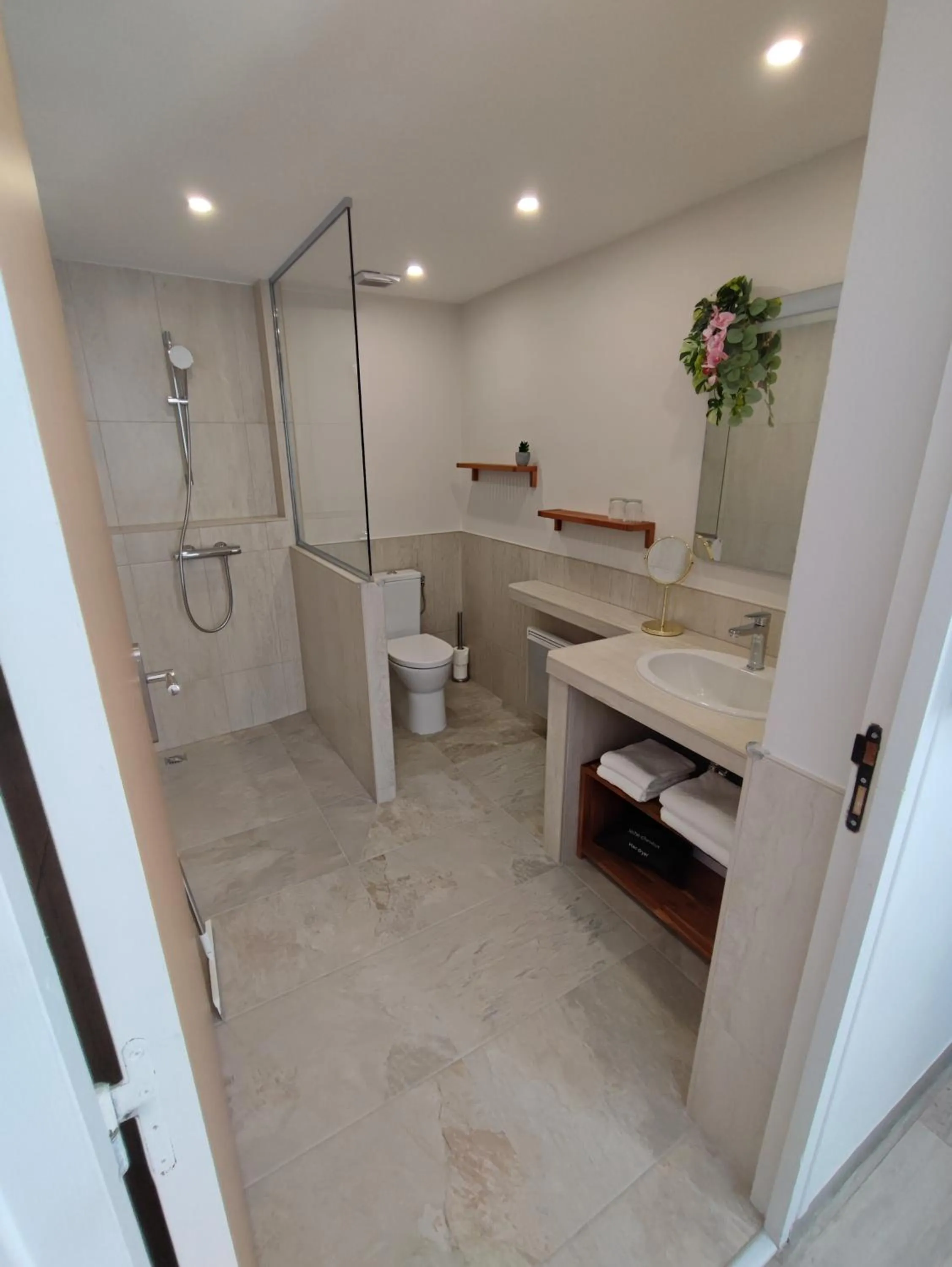 Shower in Logis Hotel De La Clape