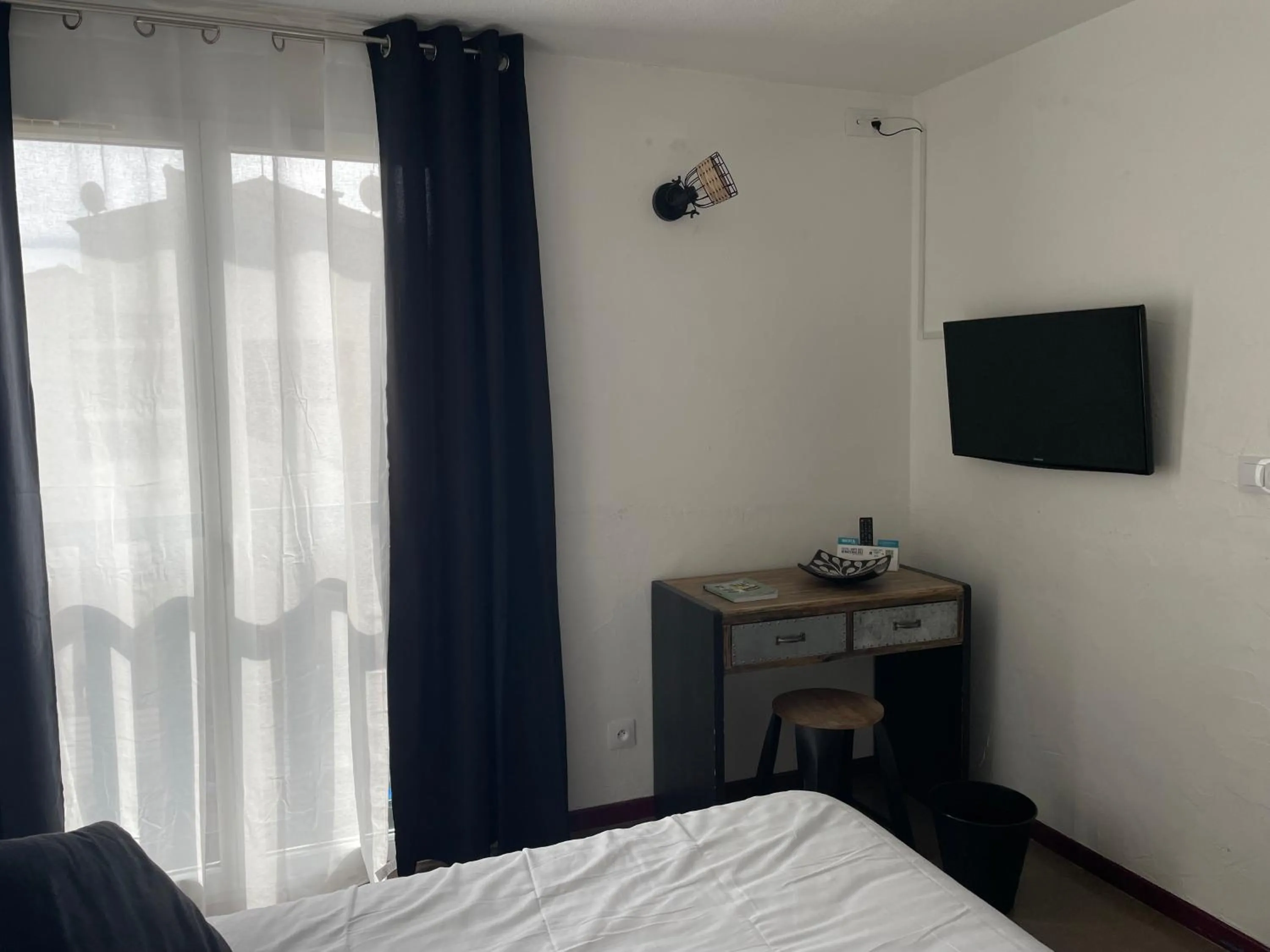 TV and multimedia, Bed in Logis Hotel De La Clape